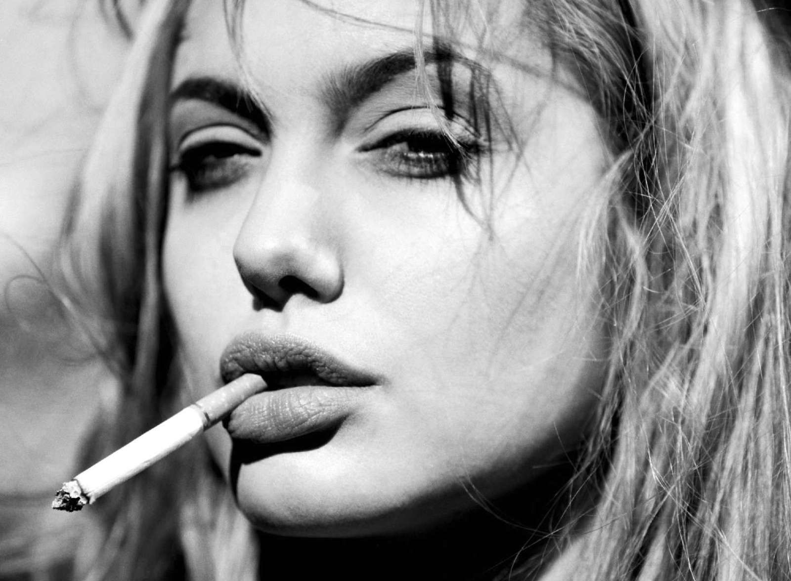 Красивые девушки курят сигареты