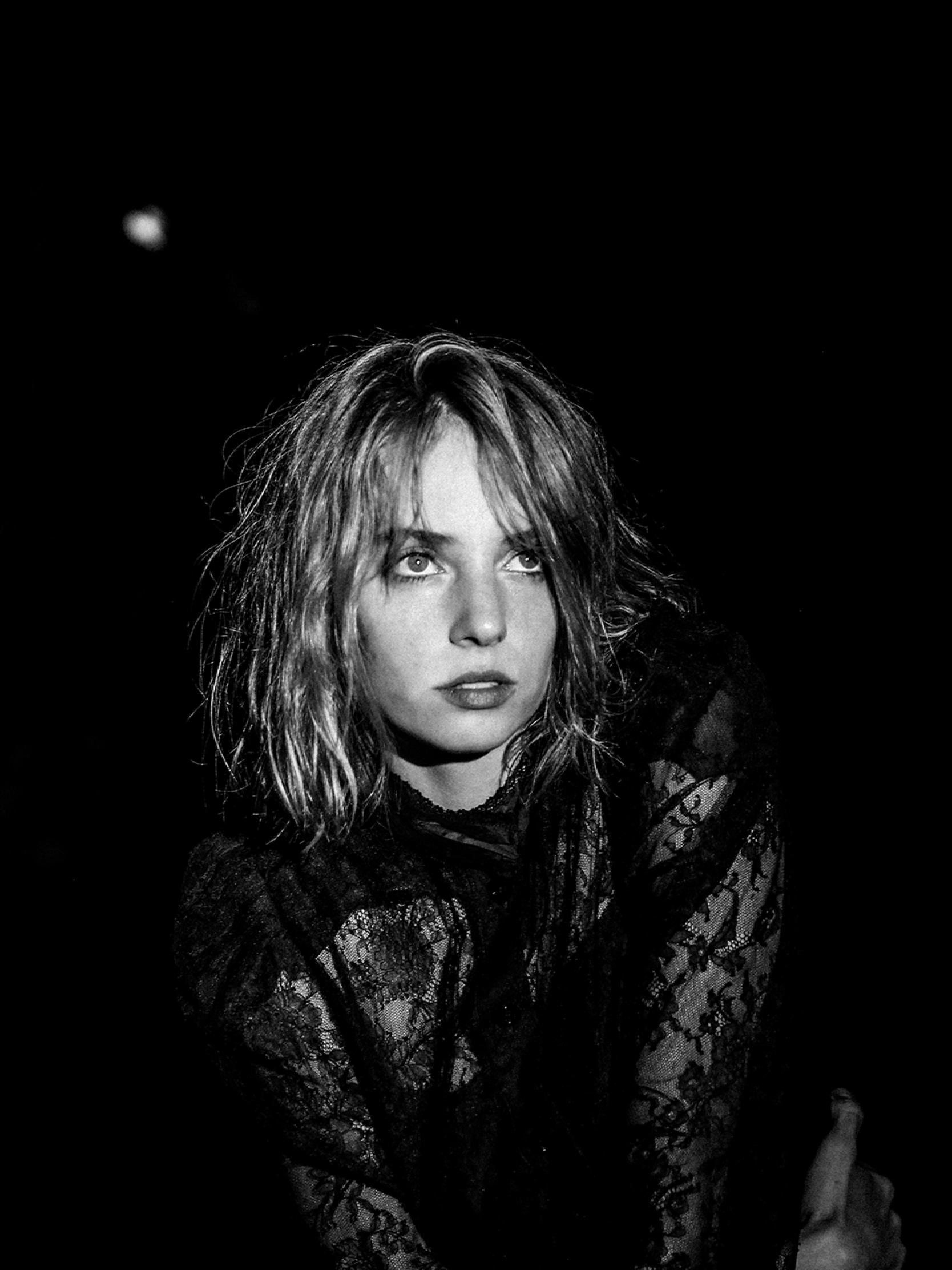 1668x2224 Actress Maya Hawke Monochrome 2022 1668x2224 Resolution