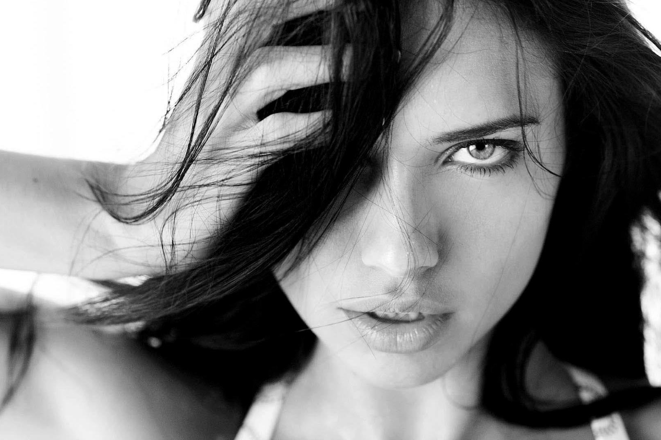 2160x1440 Adriana Lima Black And White Wallpapers 2160x1440 Resolution ...