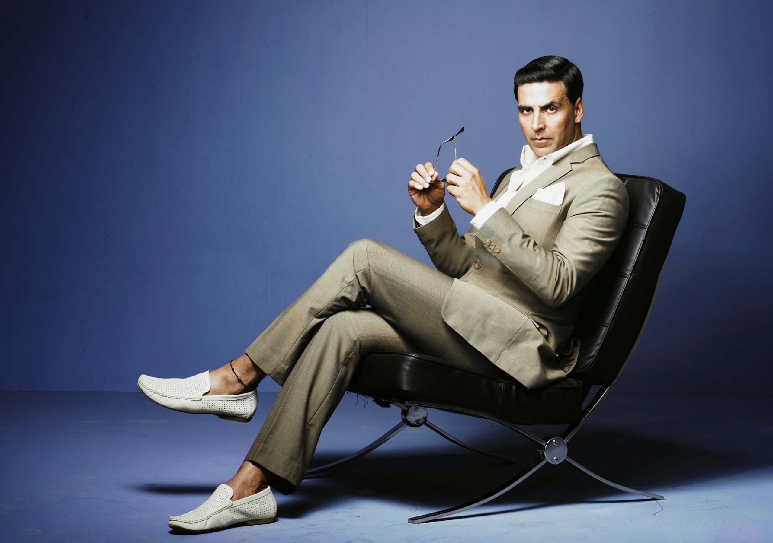 2560x1800 Akshay Kumar Stylish look wallpaper 2560x1800 Resolution Wallpaper,  HD Celebrities 4K Wallpapers, Images, Photos and Background - Wallpapers Den