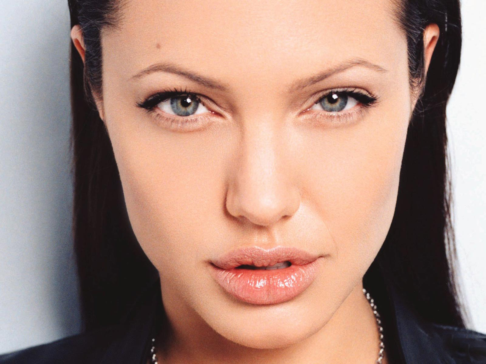Angelina Jolie Close Up Pic Wallpaper.