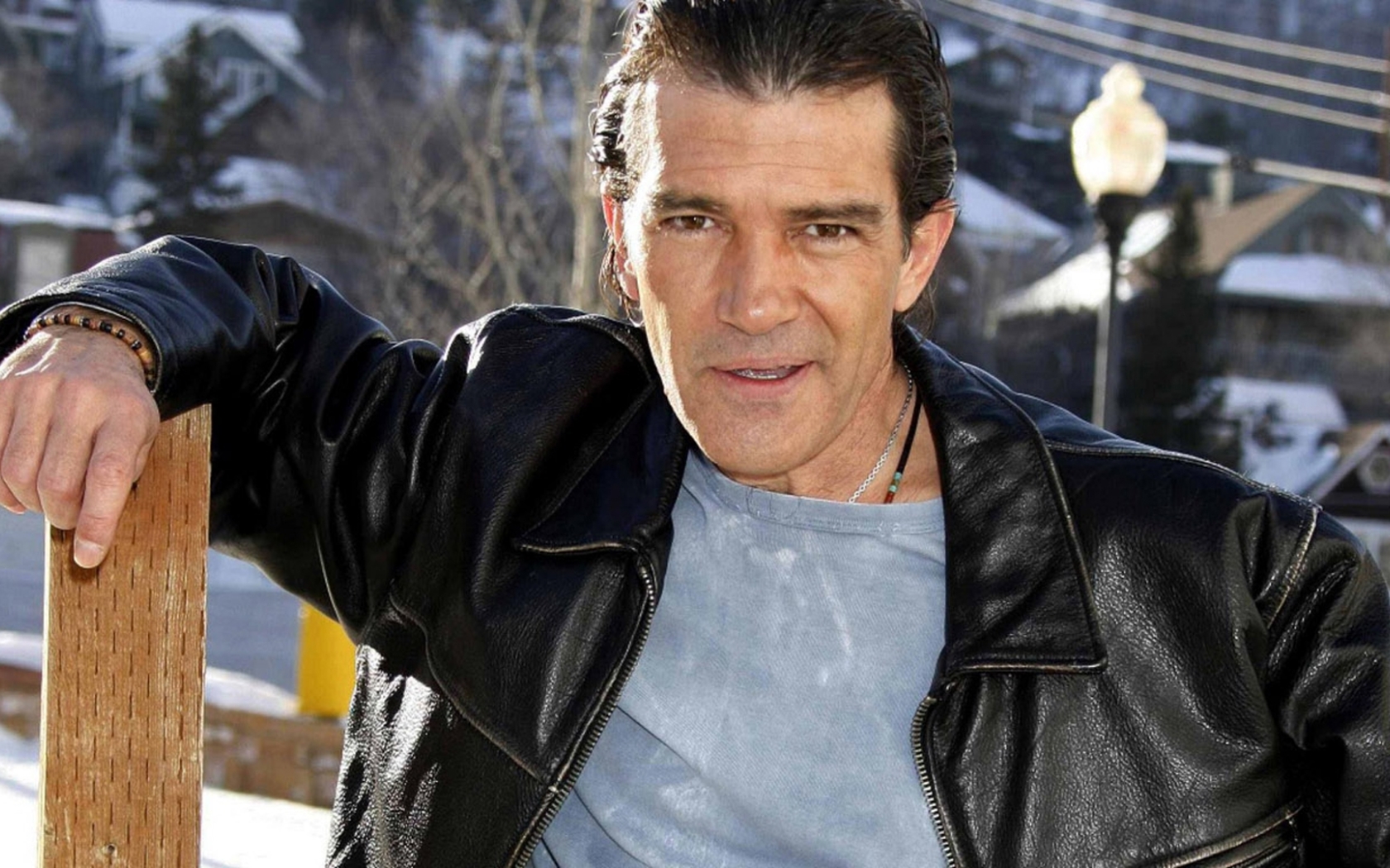 1680x1050 Antonio Banderas Dashing Photos 1680x1050 Resolution Images, Photos, Reviews