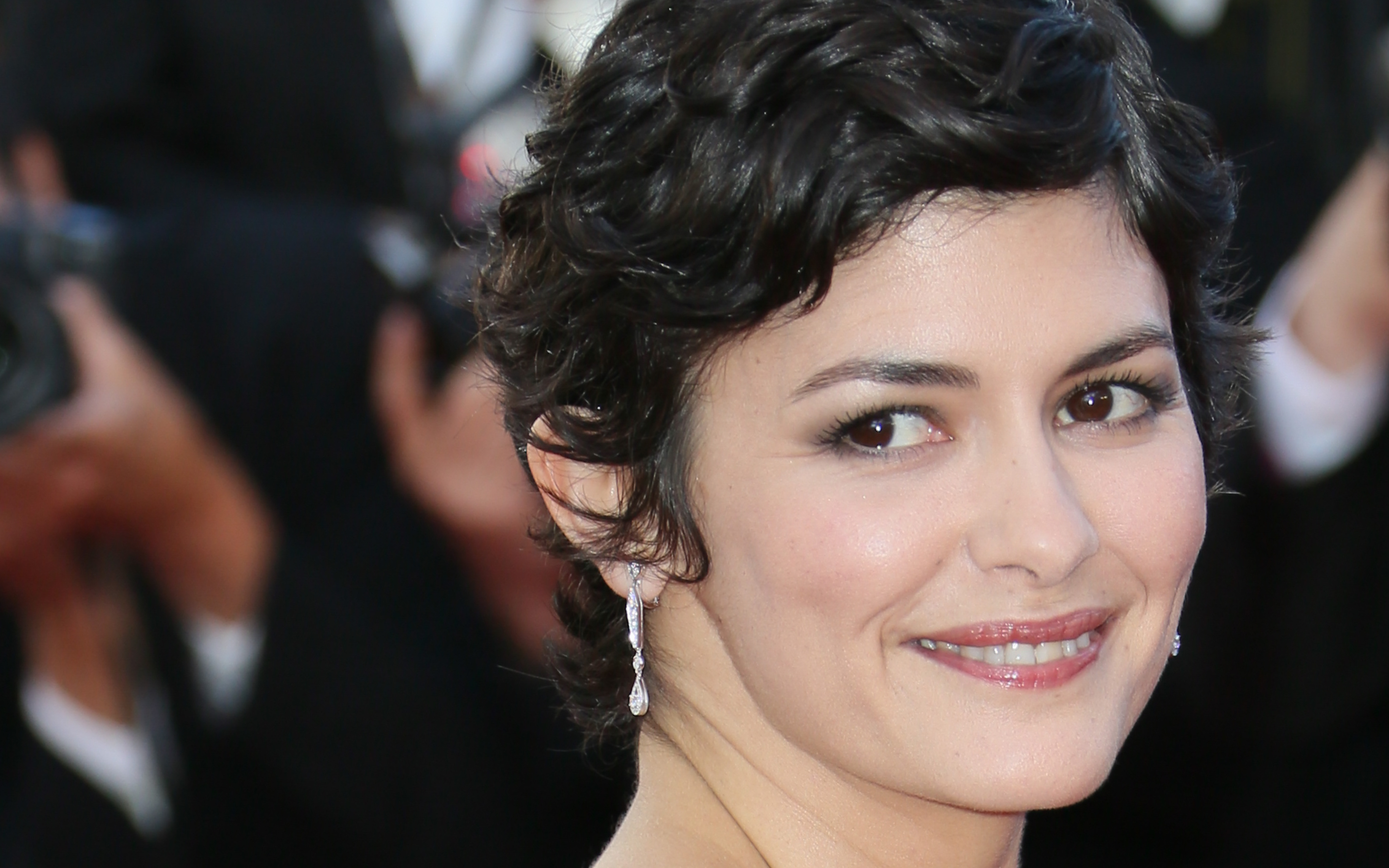 Audrey Tautou In Boy Cut Hair Style Hd Wallpaper Wallpaper, HD Celebrities  4K Wallpapers, Images, Photos and Background - Wallpapers Den