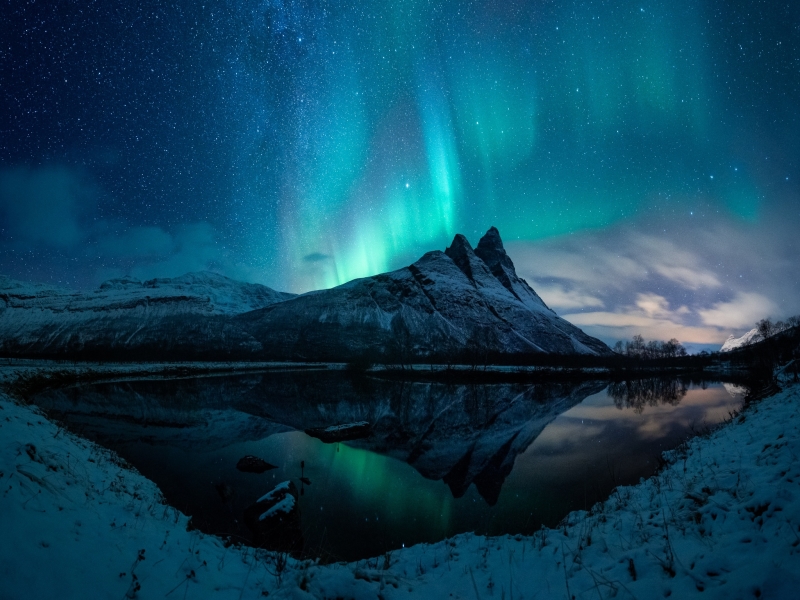 800x600-resolution-aurora-borealis-mountain-reflection-800x600