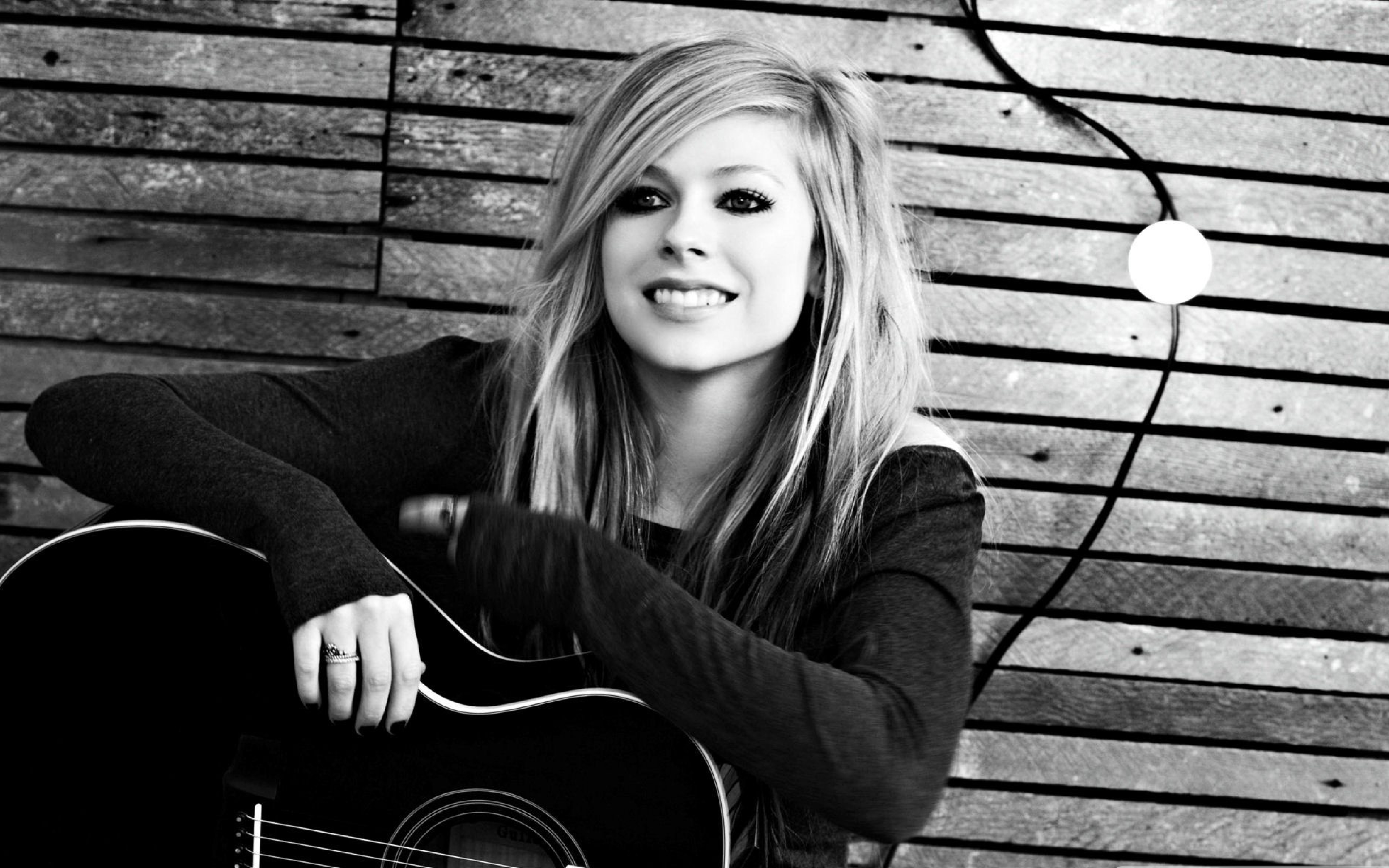Блонда музыка. Avril Lavigne Band. Аврил Лавин с гитарой. Аврил Лавин Nobody's Home. Эврил Хэйнс.