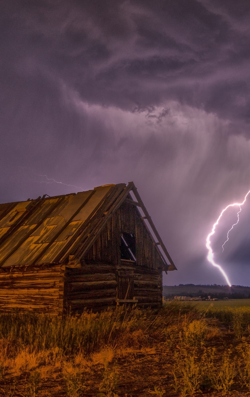 Телефон в грозу дома. Перед грозой природа дом. Гроза дом. Лесной домик в грозу. Гроза в поле.