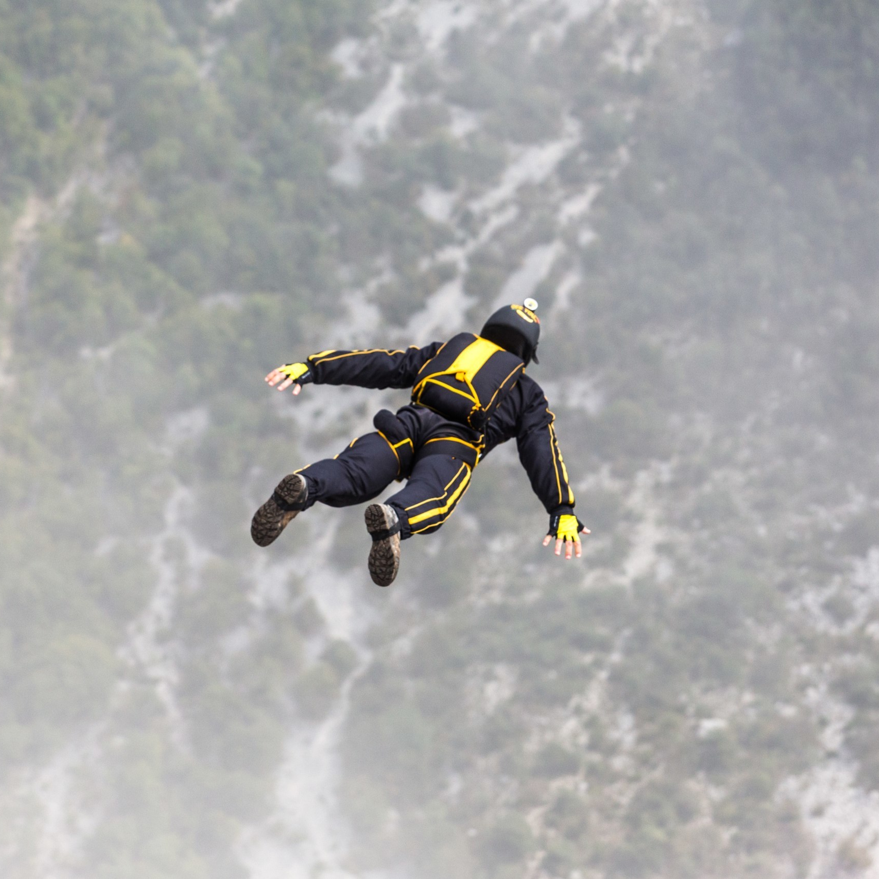 Свободное падение в воде. Бейсджампинг парашютный спорт. Скай бейс прыжки. Бейсджампинг Электросталь.