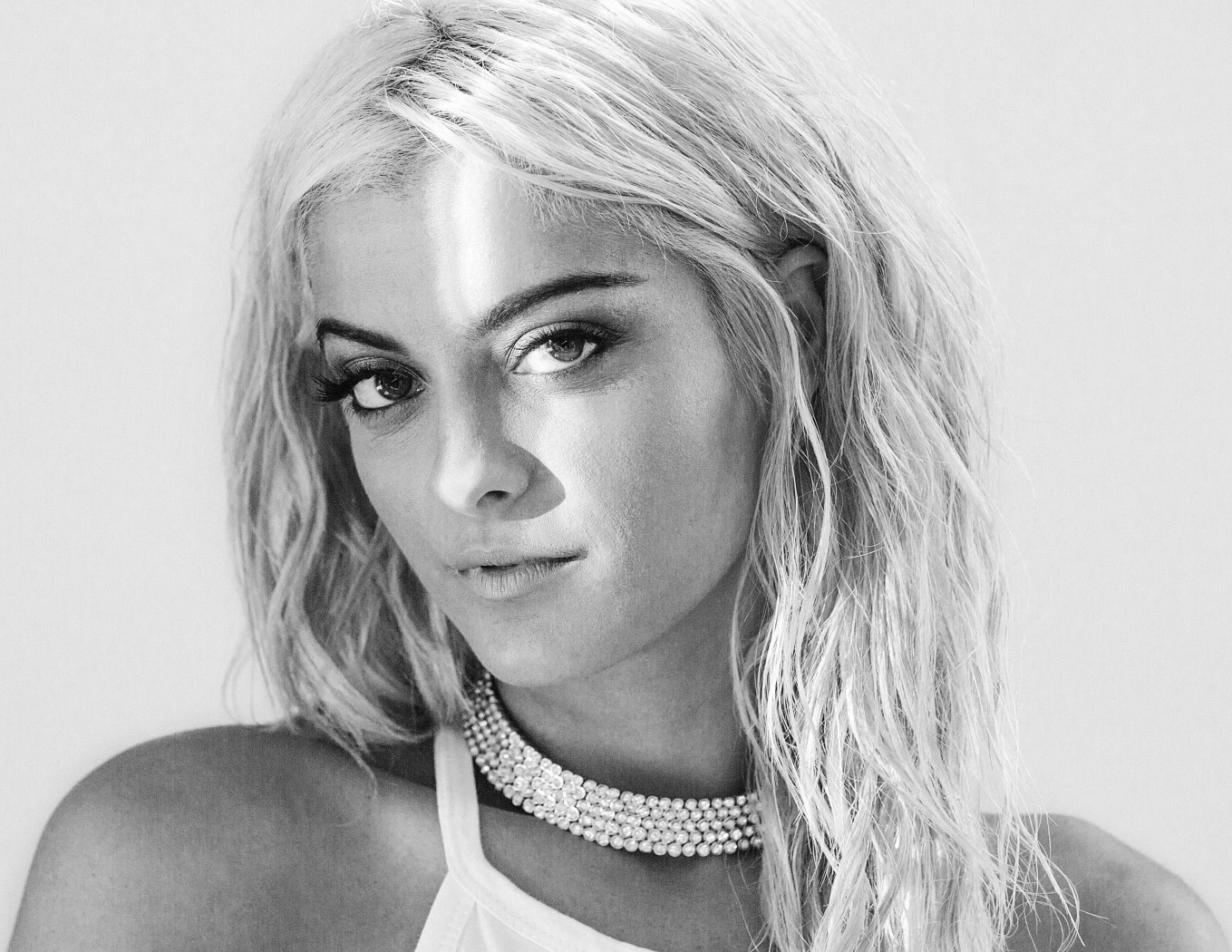 1359x1050 Bebe Rexha Monochrome 1359x1050 Resolution Wallpaper, HD ...