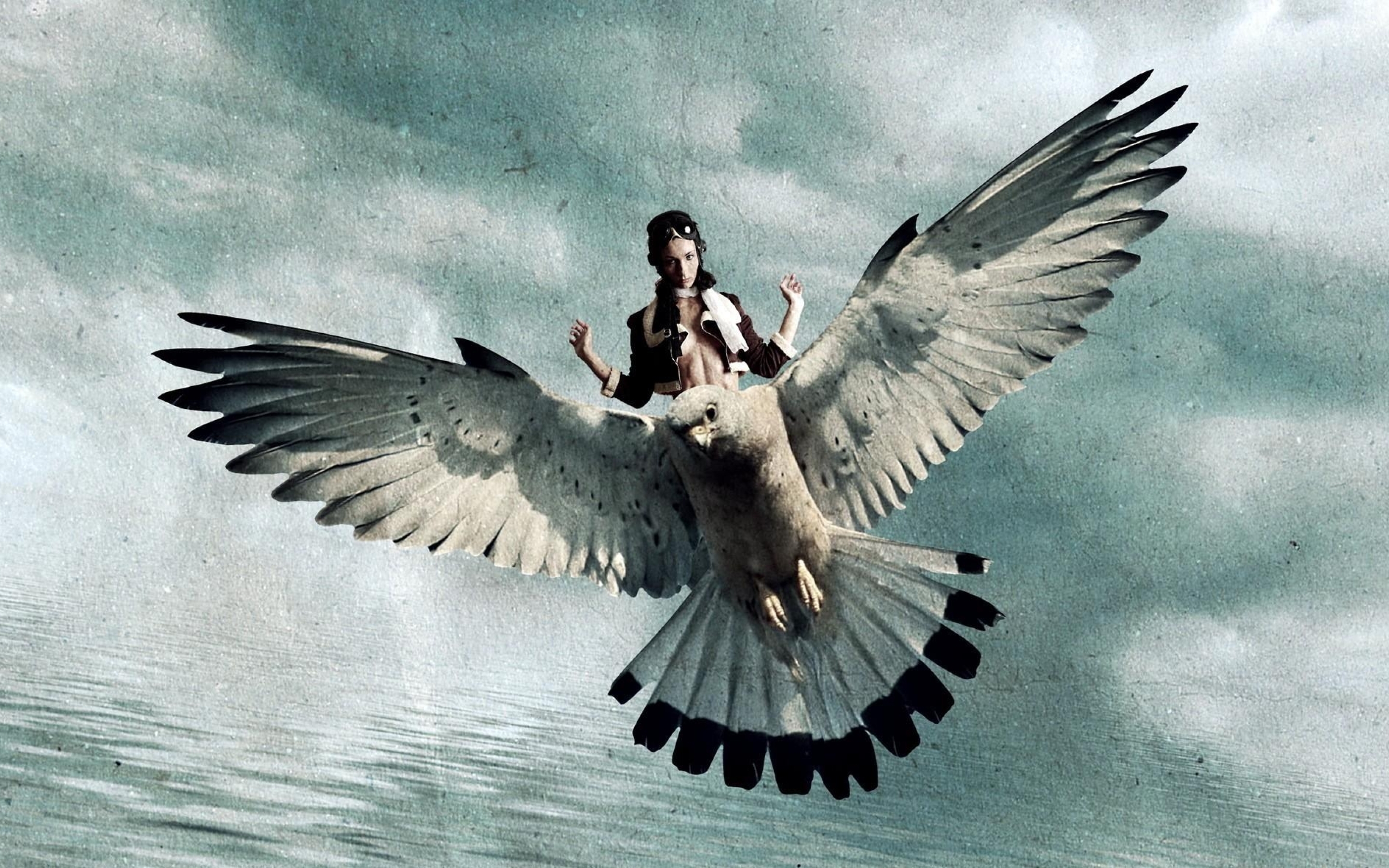 Человек летит на орле. Птица в полете. Женщина птица. Человек с крыльями птицы. Женщина птица с крыльями.