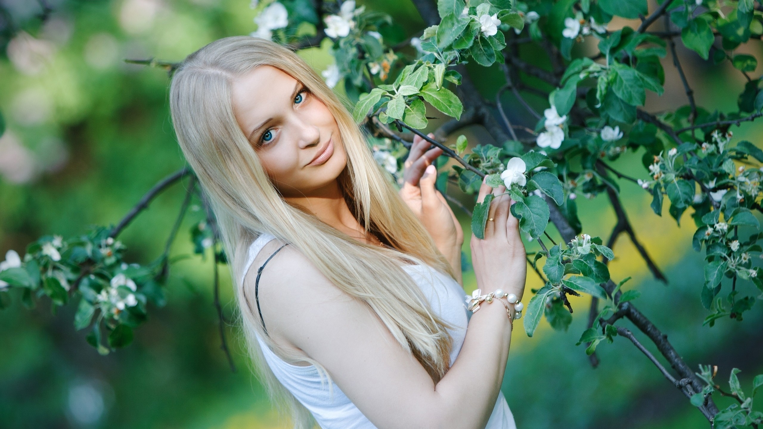 White Blonde Hair with Blue Eyes: The Perfect Combination - wide 4