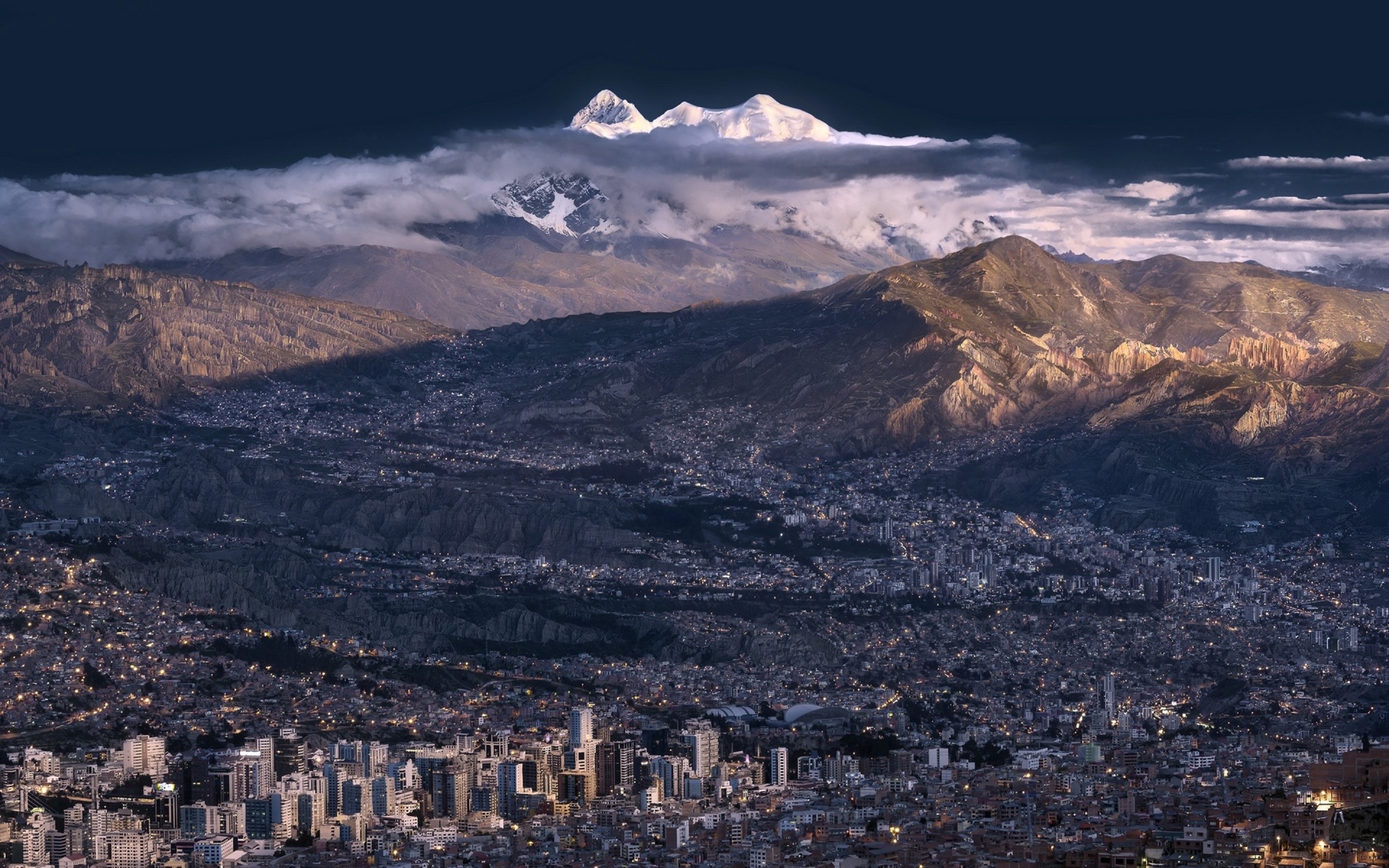 Город около гор. Ильимани гора в Боливии. Ла-пас (Боливия). Город la Paz Боливия. Ла пас город Южная Америка.