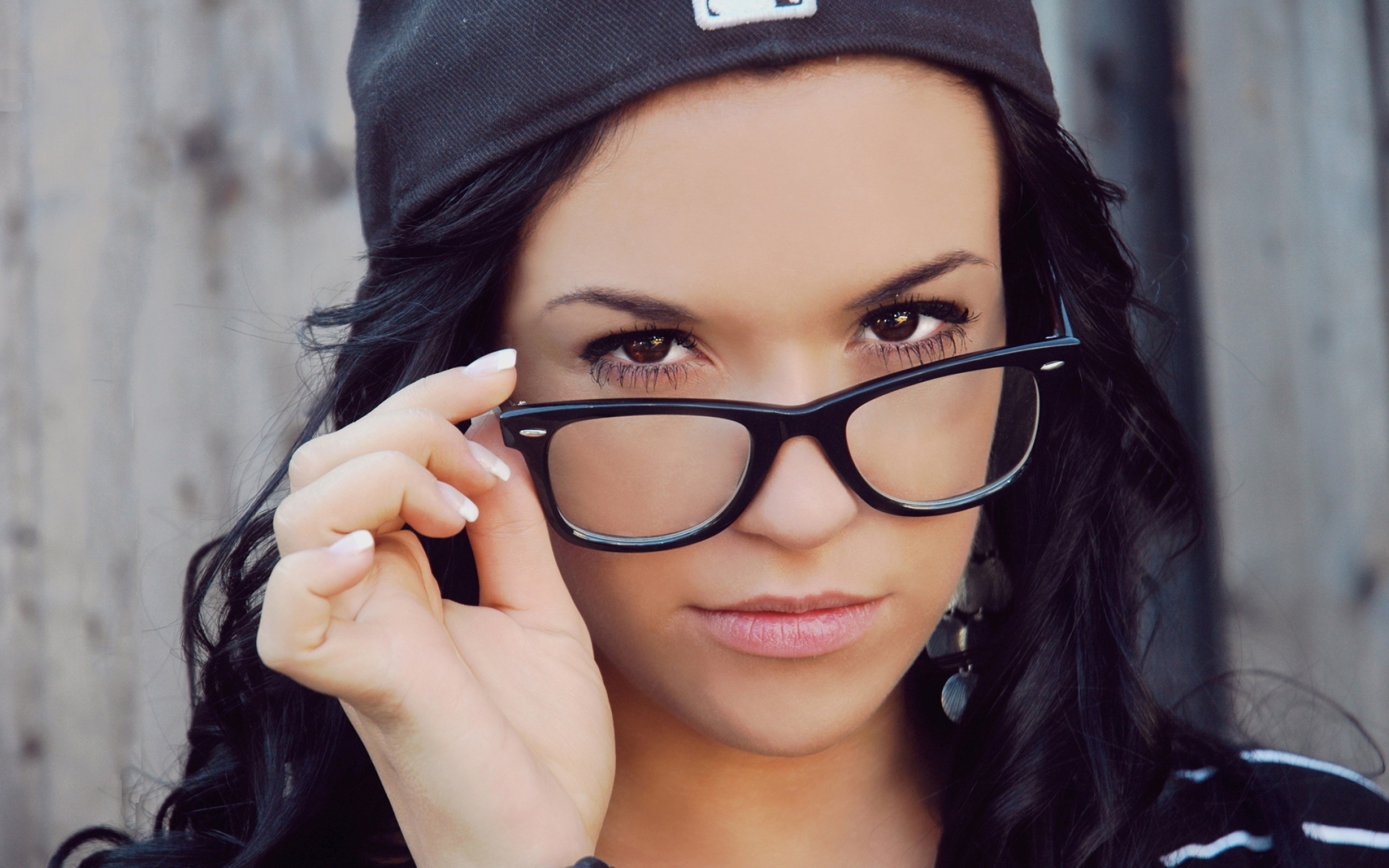 Очки на черном фоне. Девушка в очках. Брюнетки в очках для зрения. Красивые девушки с очками. Красивая брюнетка в очках.