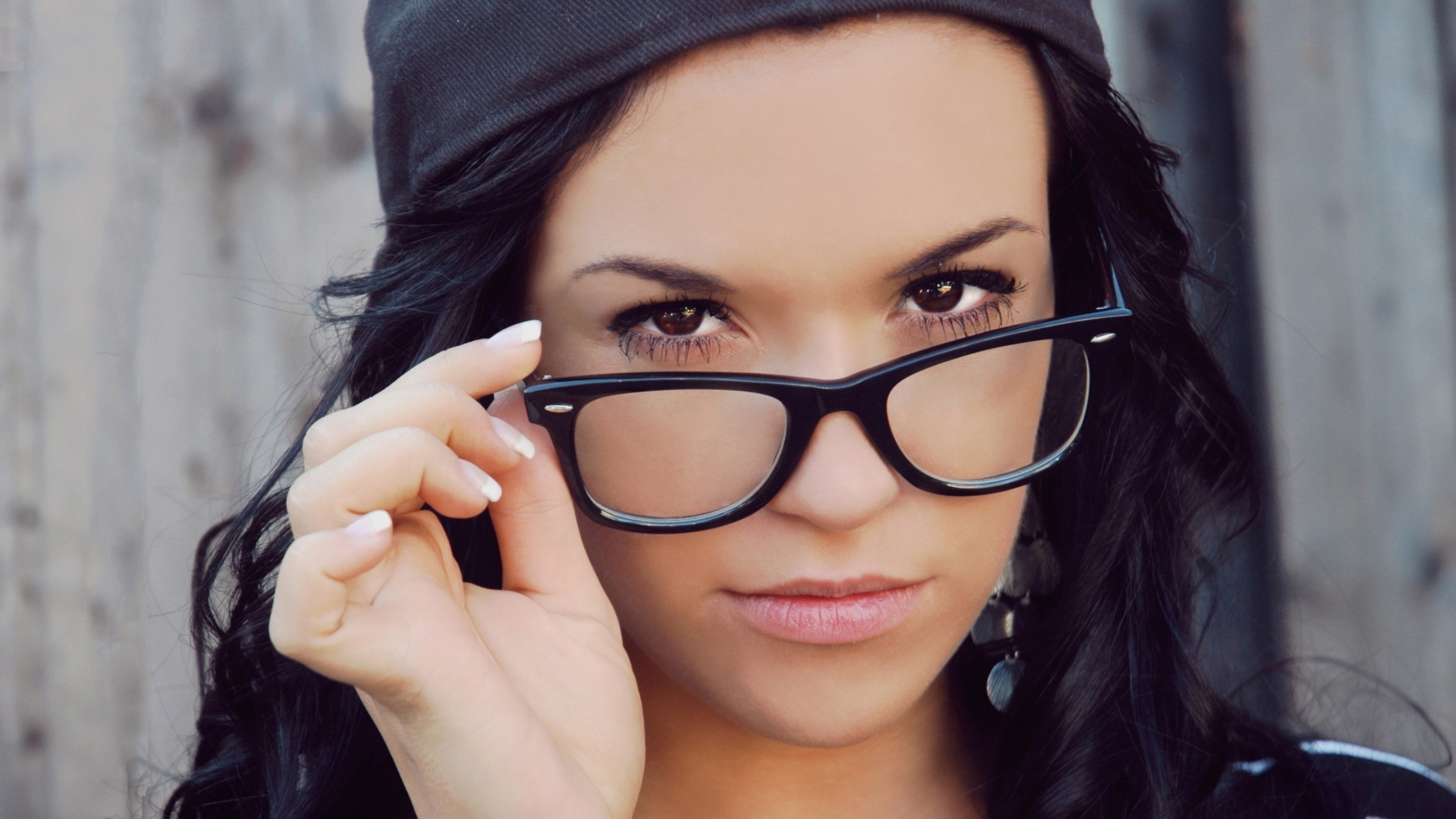 Покажи красивую умную. Девушка в очках. Красивые женщины в очках. Красивые очки. Брюнетки в очках для зрения.