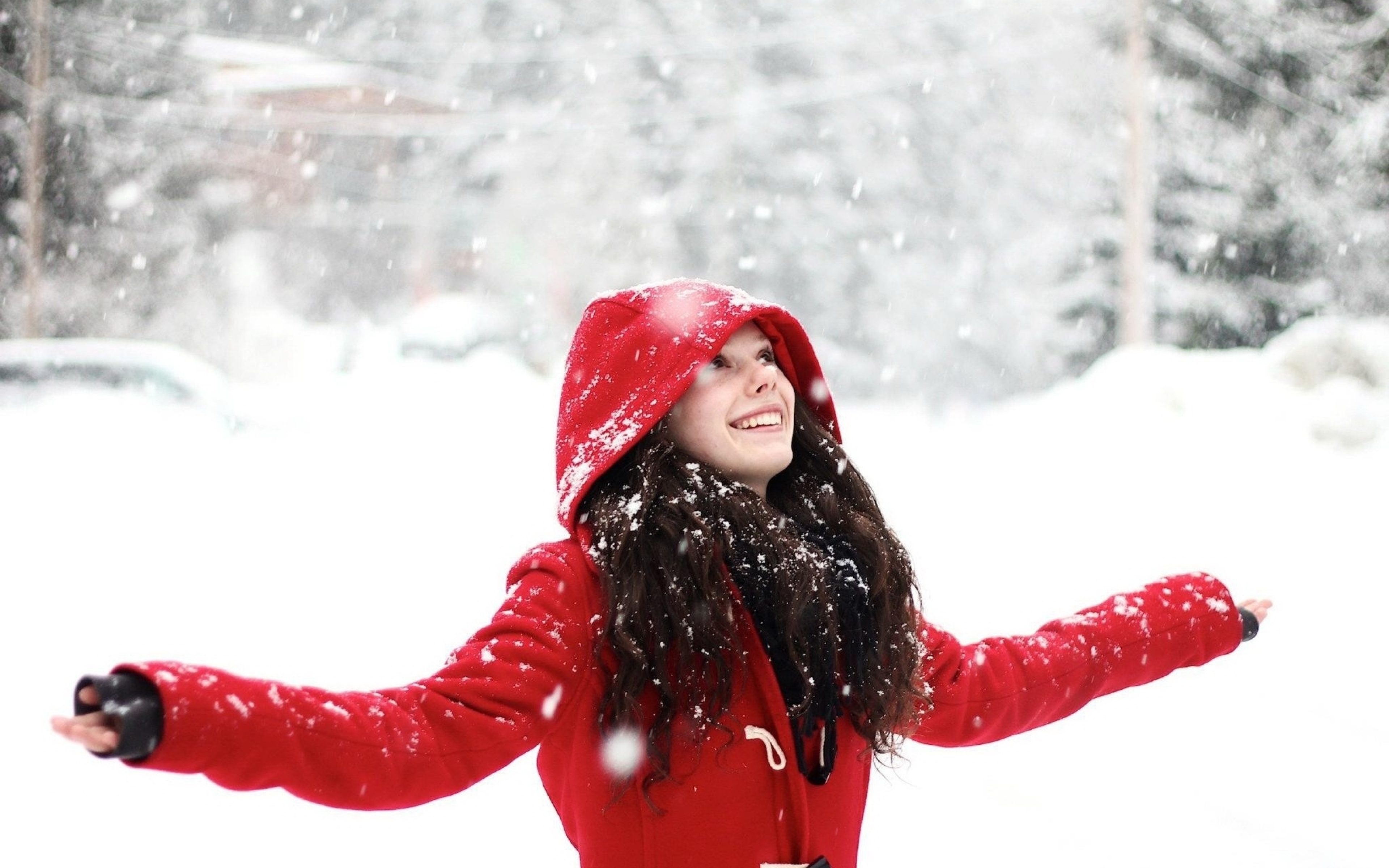 Красная снежка. Девушка зима. Девушка в снегу. Девушка зимой. Счастливая девушка зима.