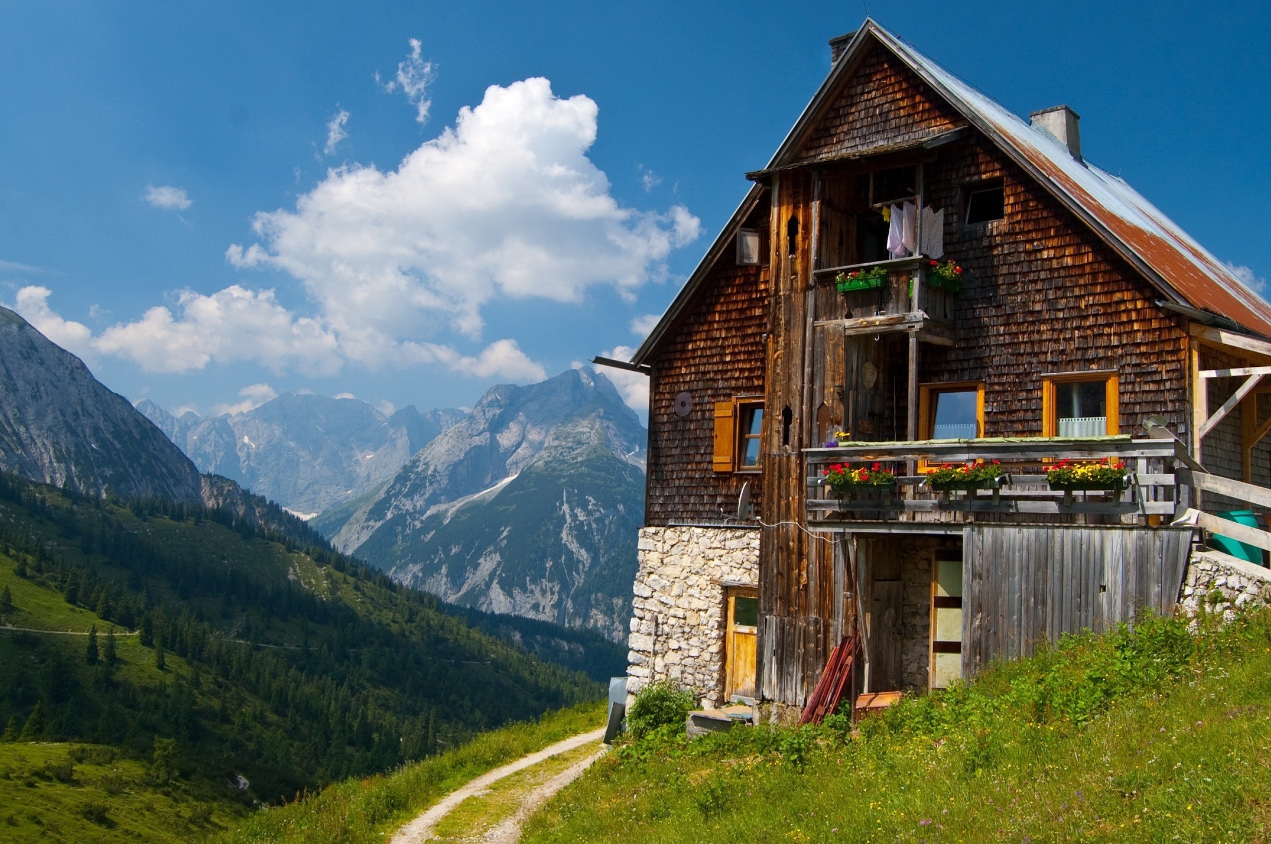 Весь город живет в одном доме. Долина Лаутербруннен Швейцария. Австрия Шале Альпы Тироль. Доломитовые Альпы Австрия Шале. Дом в Альпах Швейцария.