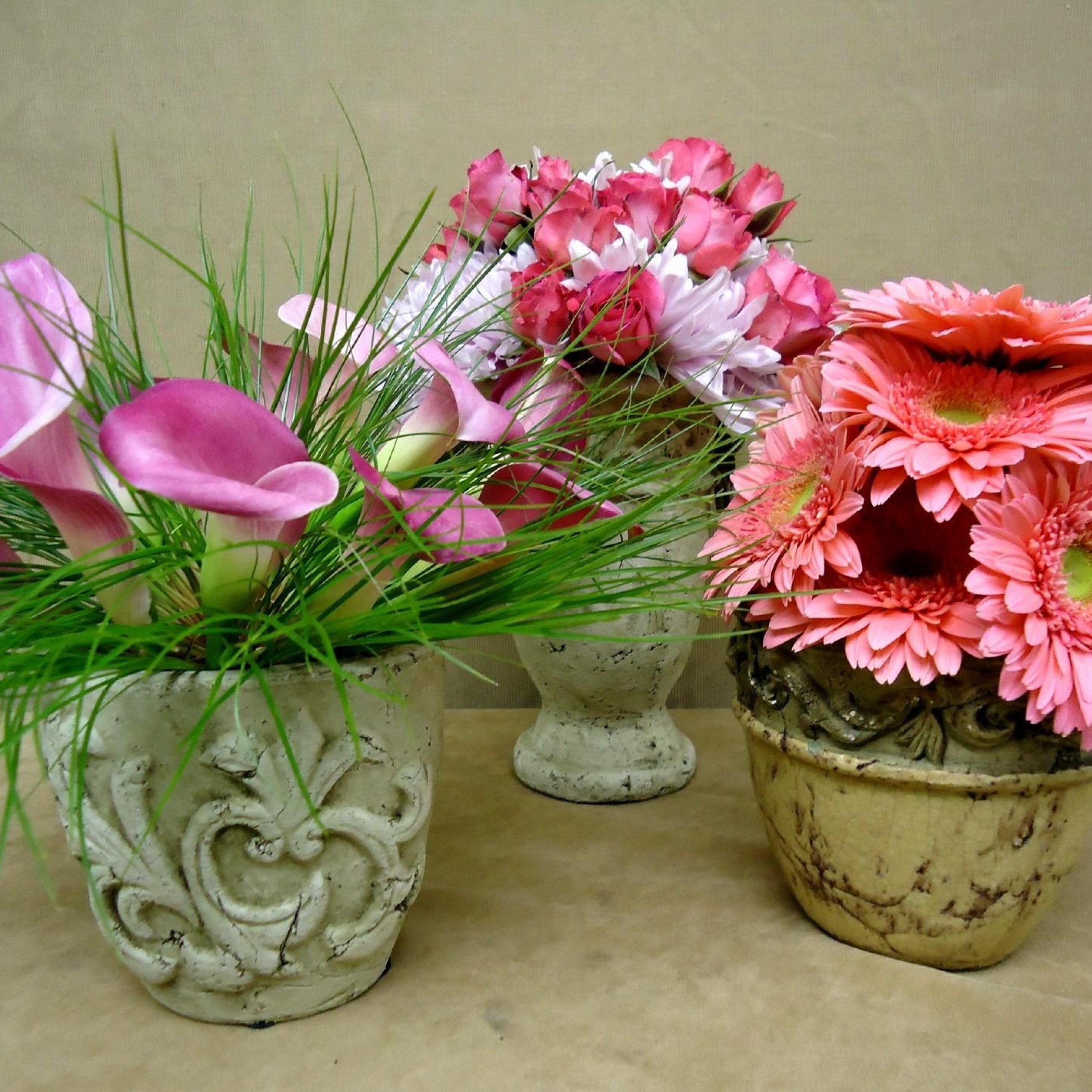 Ваза для живых цветов. Цветы в вазе. Композиция цветы. Шикарные цветы в вазе. Ваза с цветком.