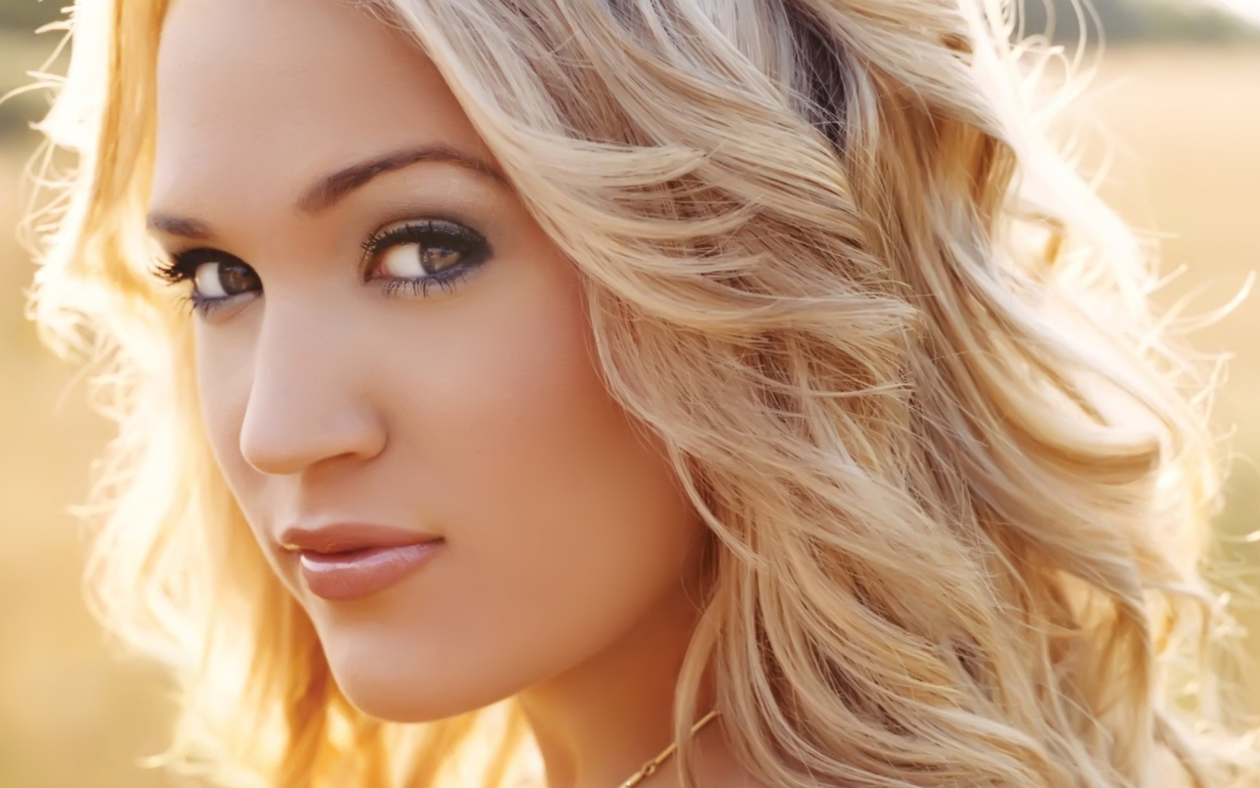 Carrie Underwood's Blonde Wavy Hair - wide 8