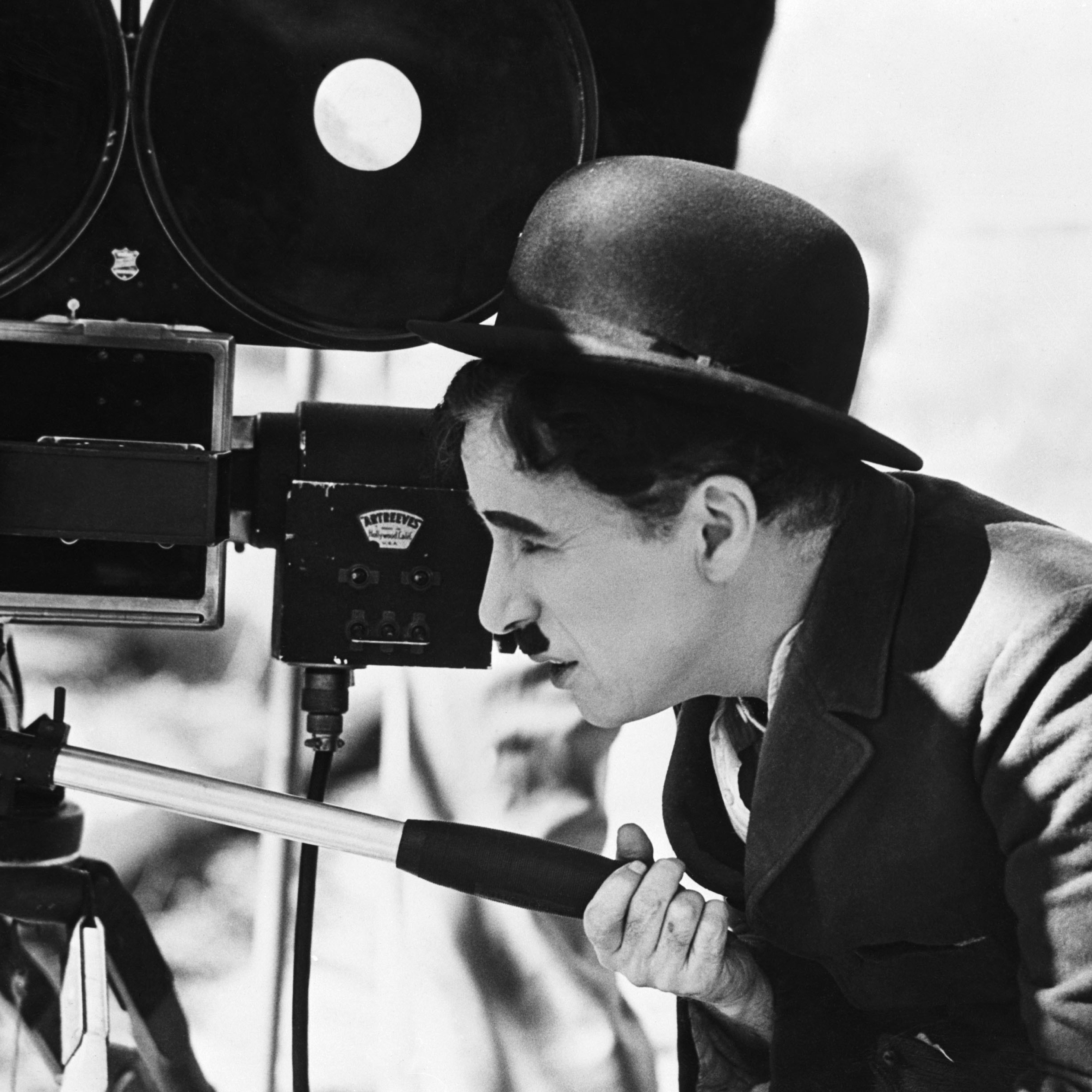 После показа нового кинофильма. Чарли Чаплин 1977. Кинематограф Чарли Чаплин. Чарли Чаплин на съемках. Чарли Чаплин фото.