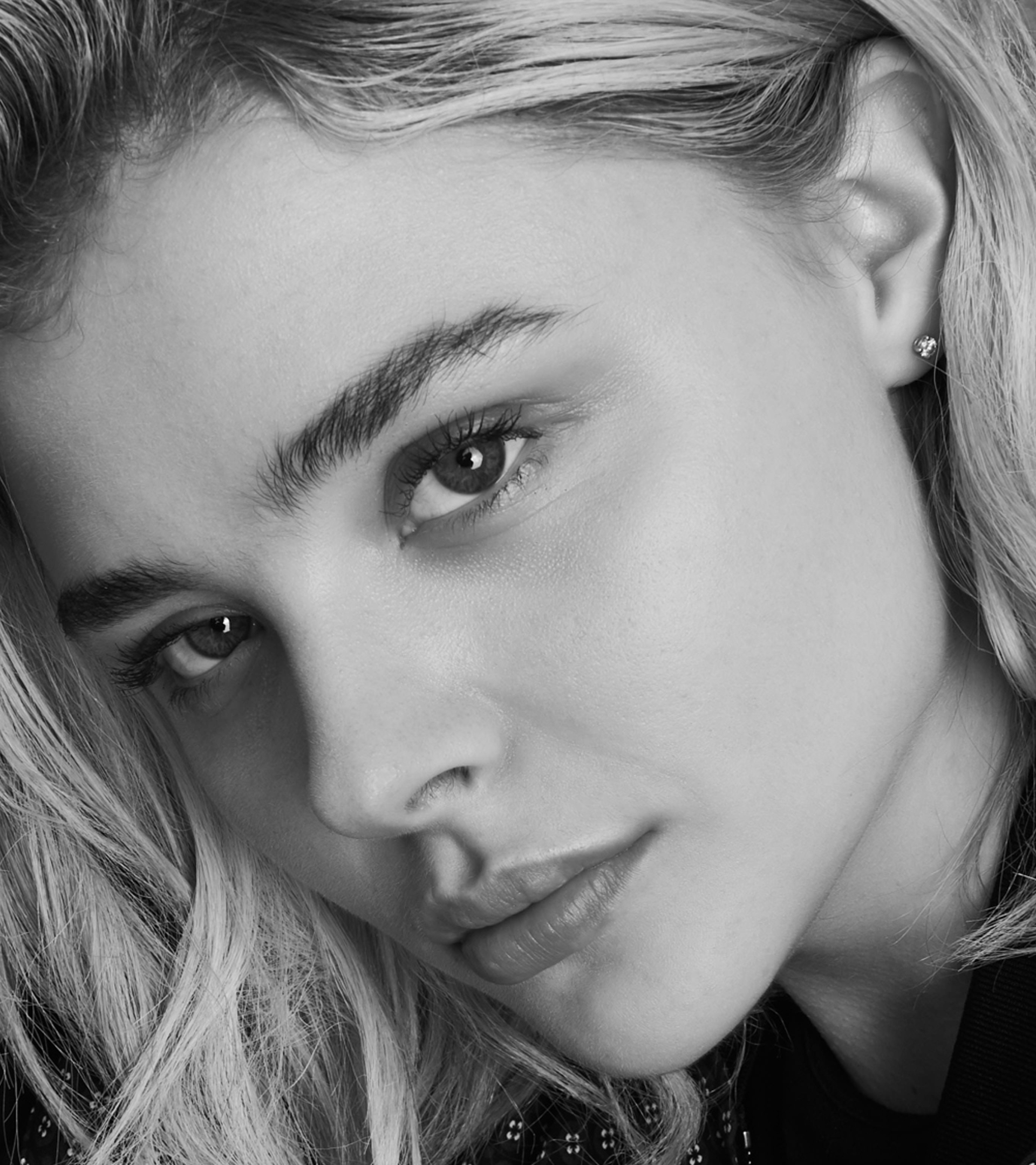 1920x2160 Resolution Chloë Grace Moretz Monochrome 1920x2160 Resolution ...