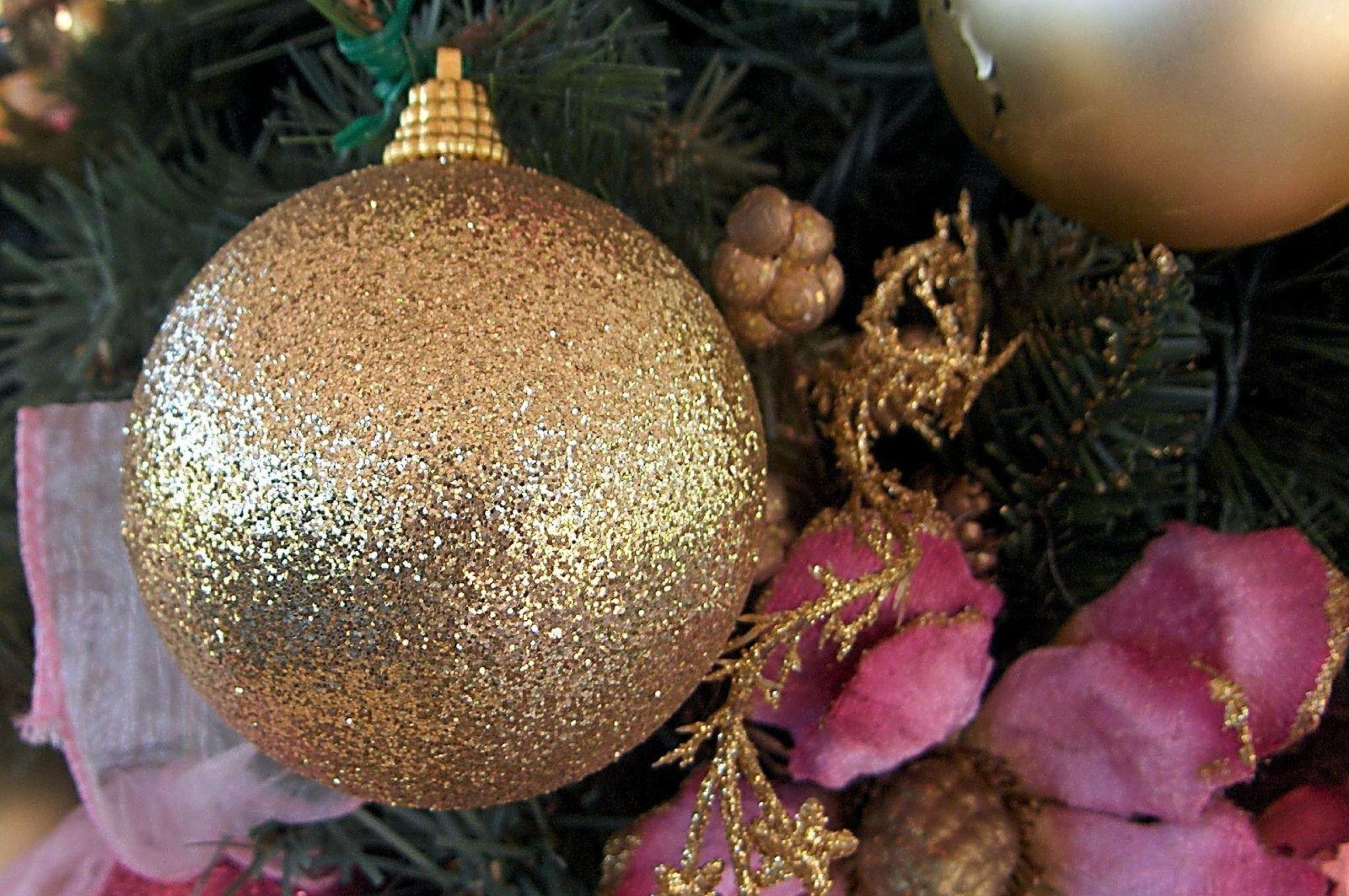 Сколько шариков на елку. Новогодние шары. Красивые новогодние шары. Шарики на елку. Золотые елочные игрушки.