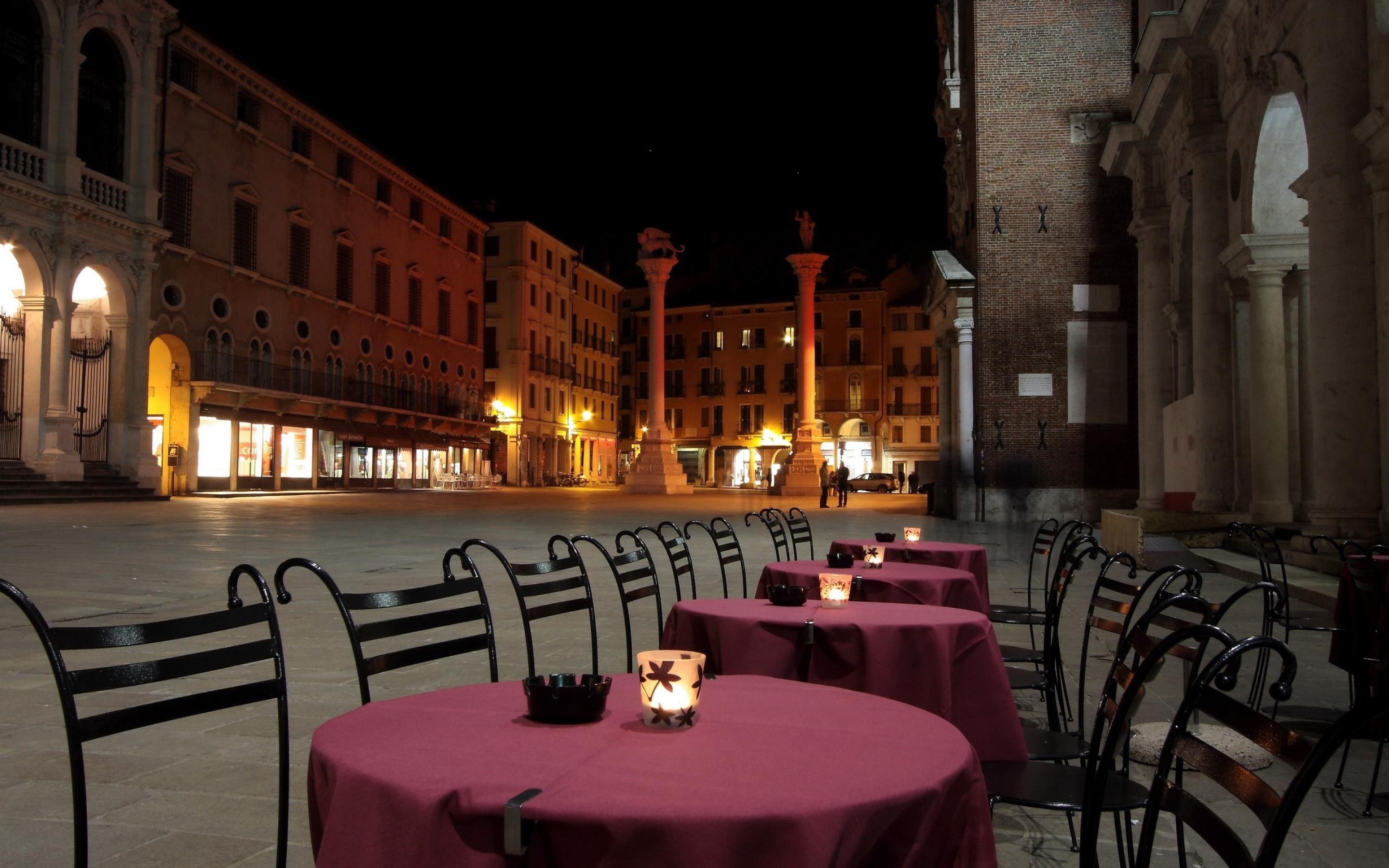 Обои на стол на улице. Ночное кафе на улице. Красивые кафе на улице. Уличное кафе. Уличное кафе Италия.
