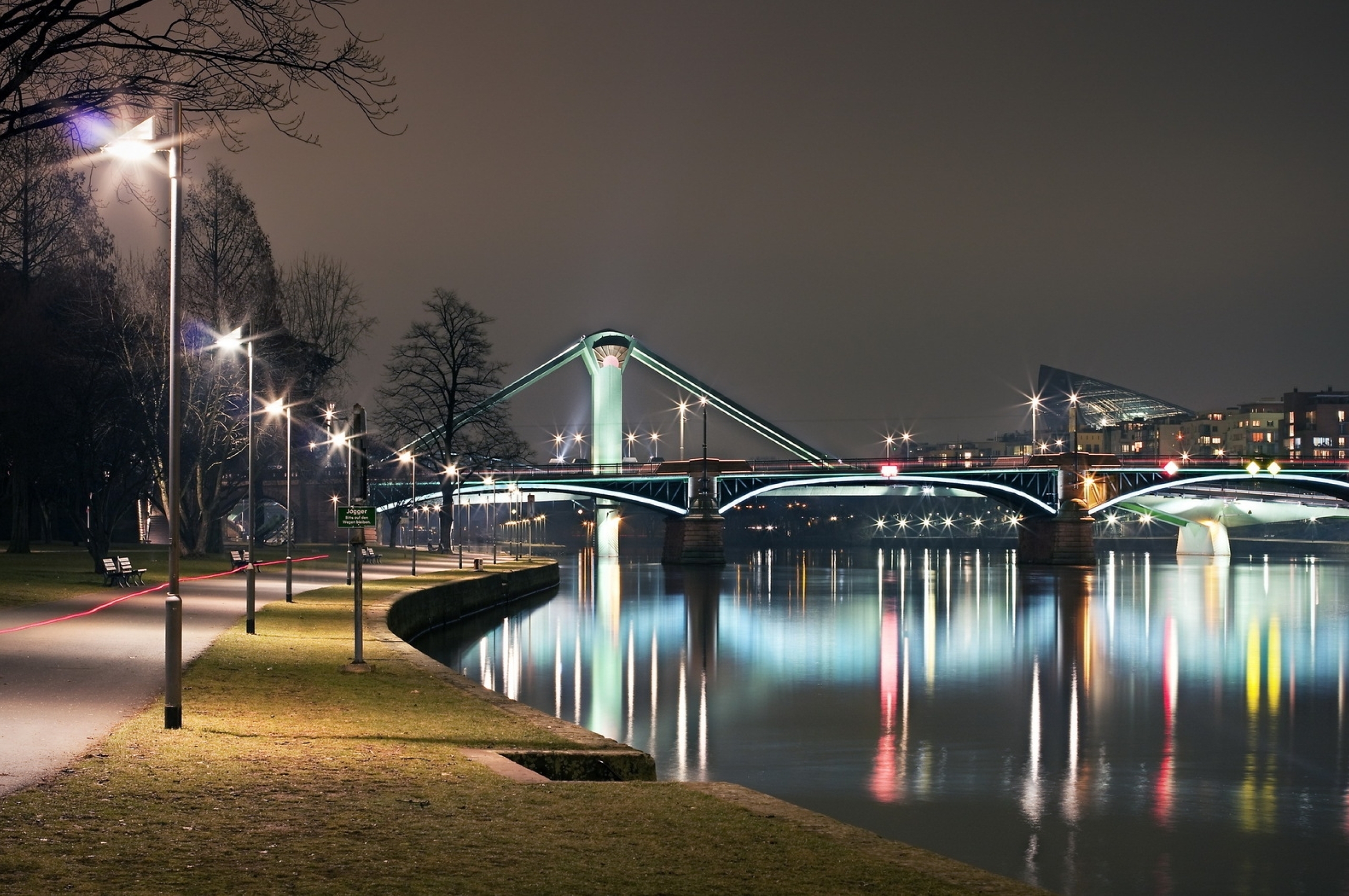 Красивая набережная реки. Парк в Найт Сити. Набережная Новосибирск ночью мост. Мост Ривер парк. Новосибирск River Park вид на мост.