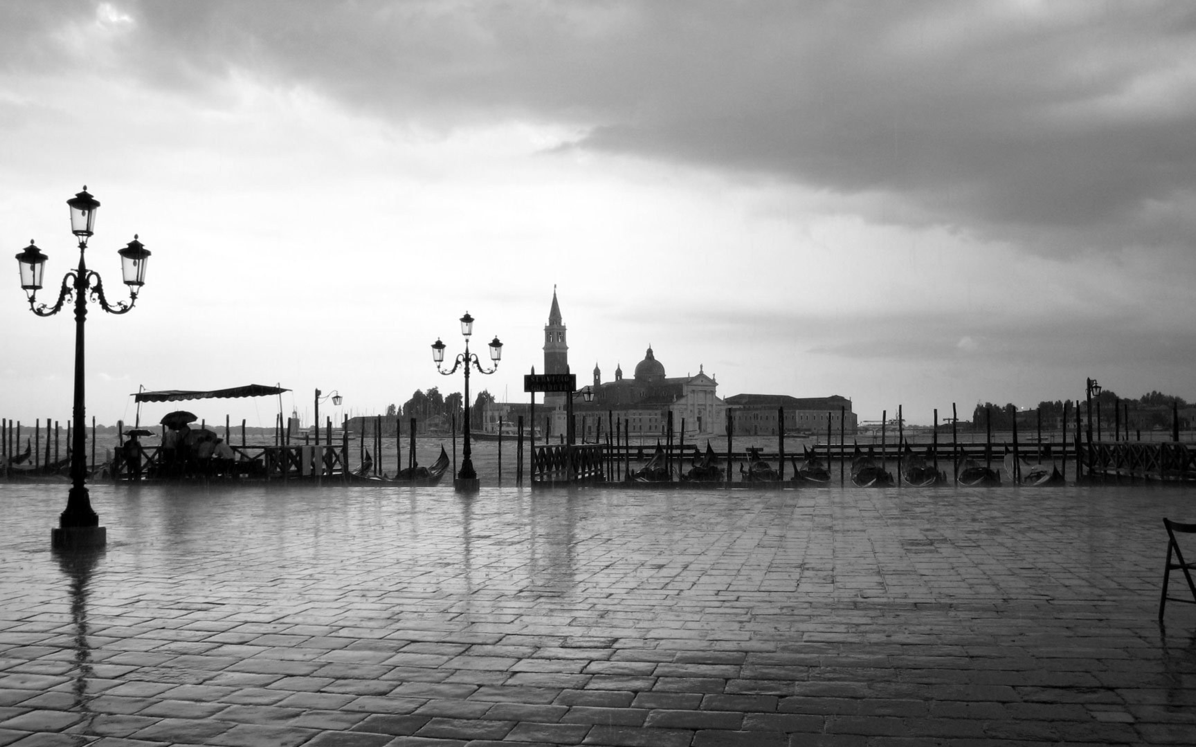 Monochrome. Городской пейзаж черно белый. Фон для черно белой фотографии. Черно белый пейзаж города. У набережной.