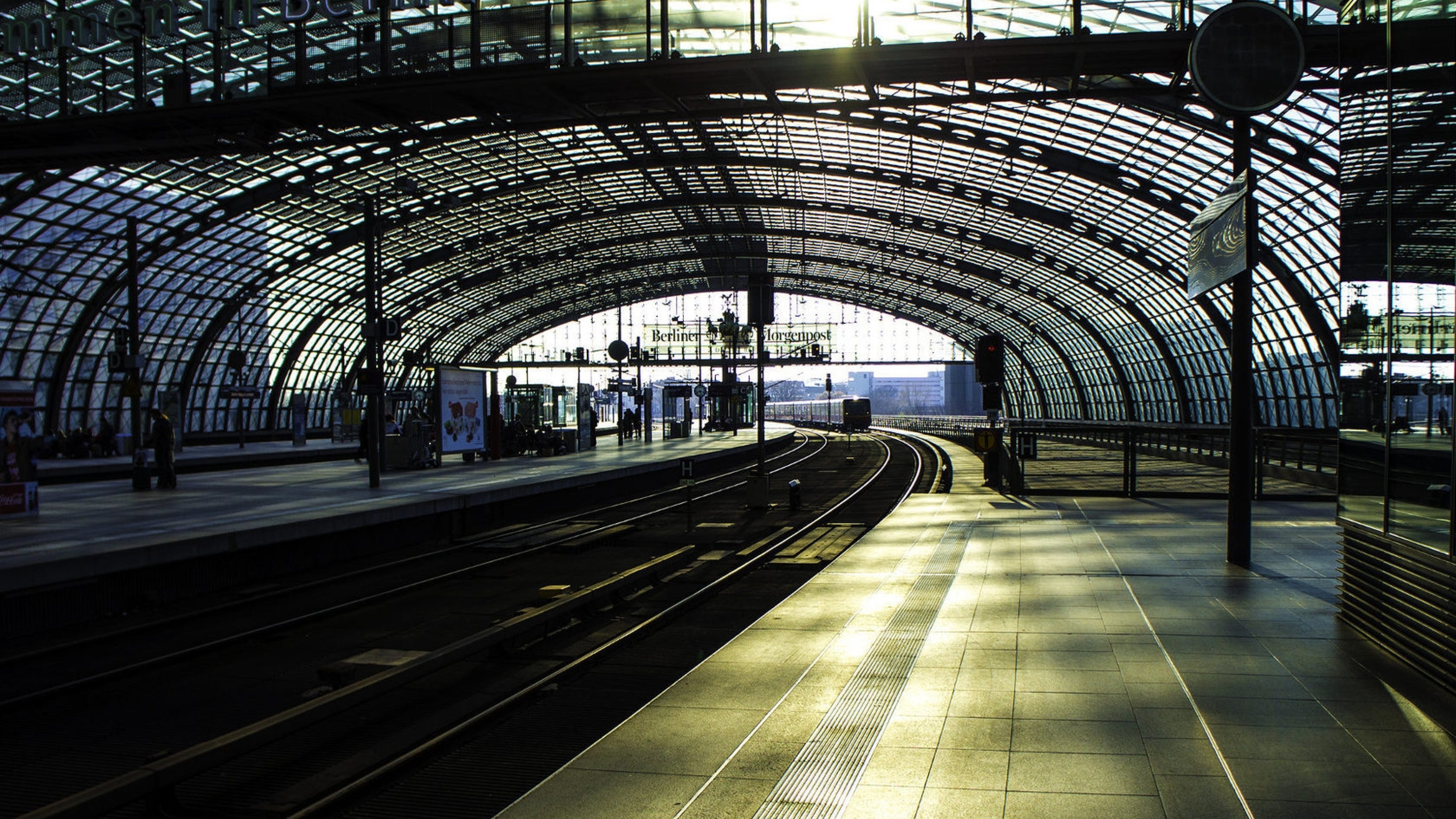 Rail station. Вокзал в Берлине. Станция вокзала. Красивый вокзал. Платформа вокзала.