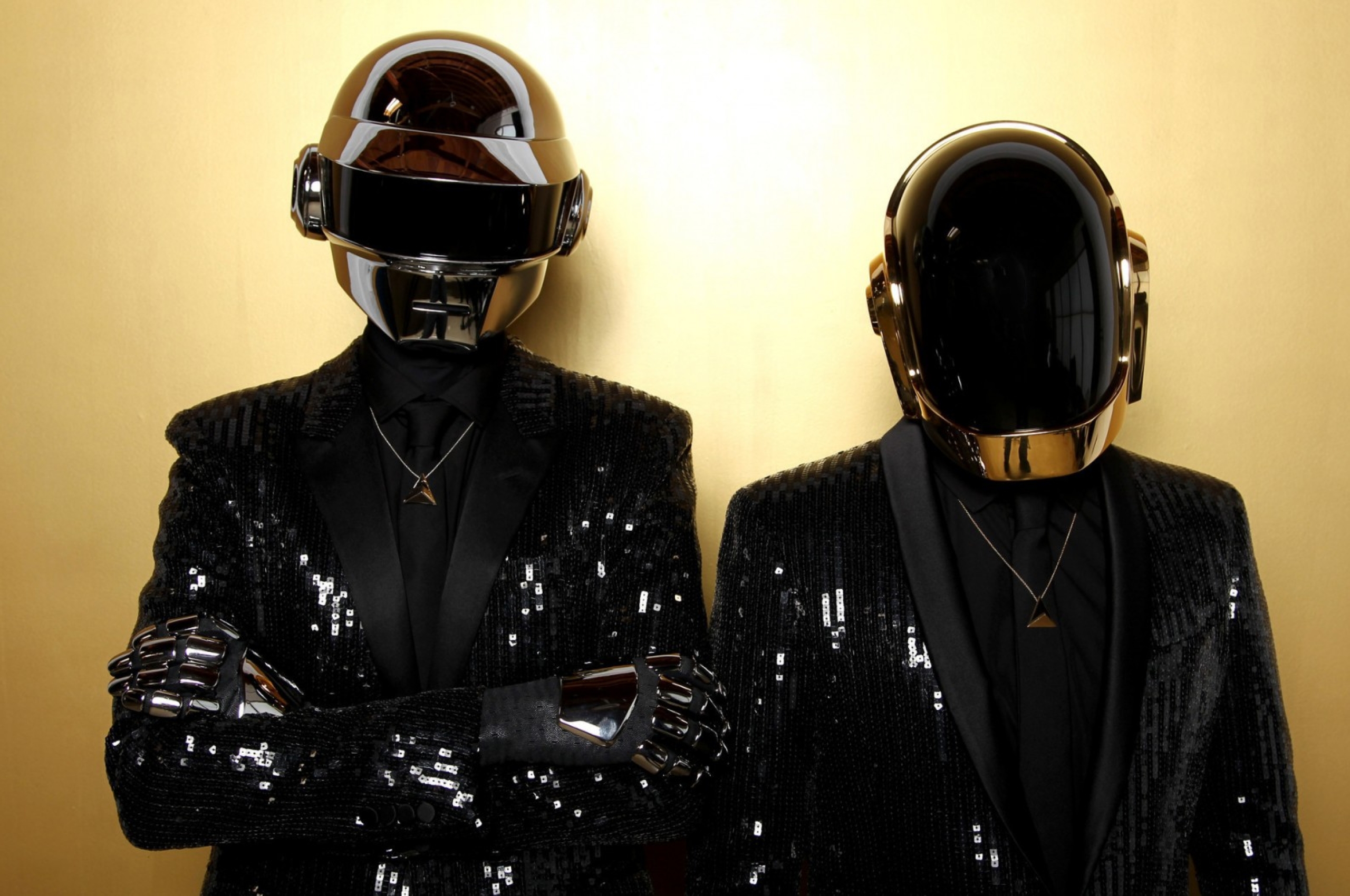 Маска где поют. Дафт панк 1993 2021. Дуэт Дафт панк. Daft Punk участники. Шлем группы Daft Punk.