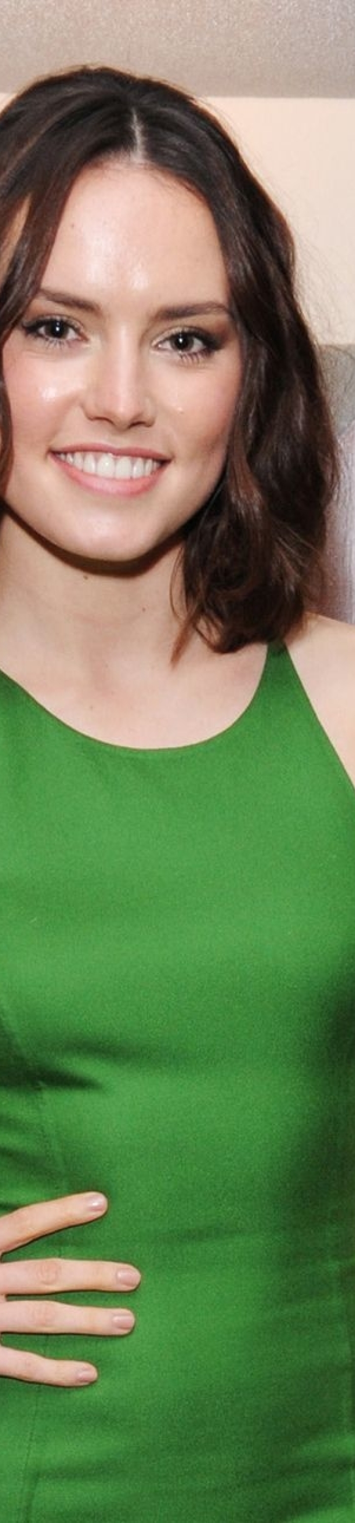 700x3000 Resolution Daisy Ridley Smiling In Green Dress 700x3000 Resolution Wallpaper