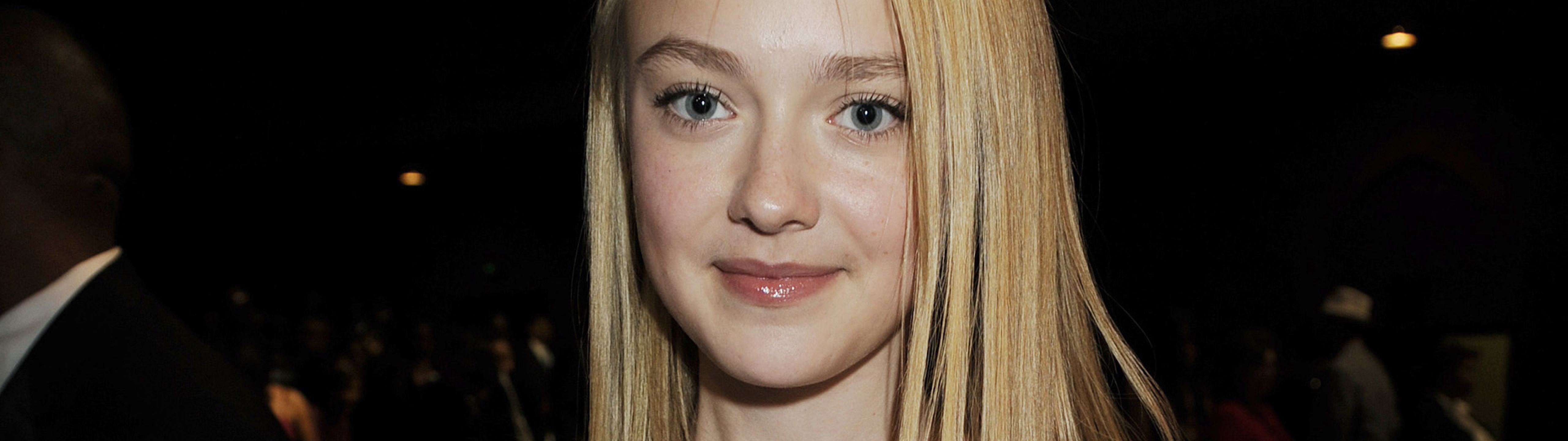 X Resolution Dakota Fanning On Stage X Resolution Wallpaper Wallpapers Den