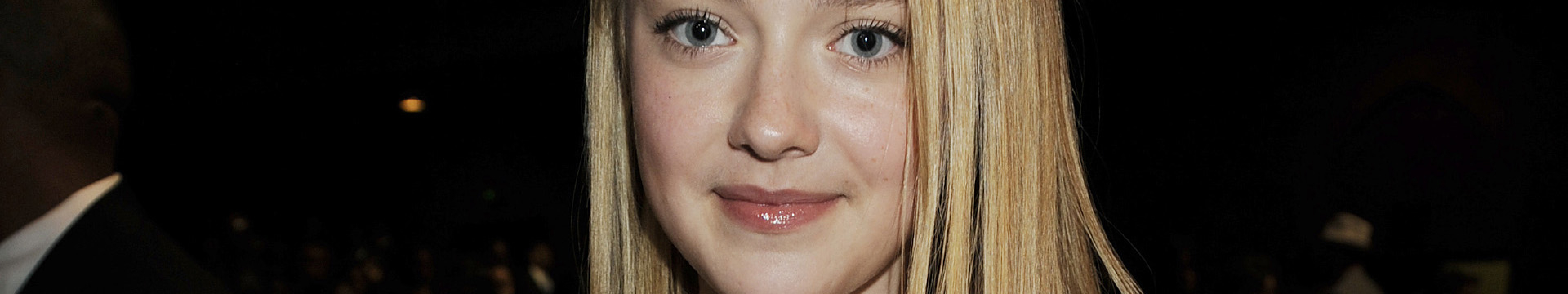 X Resolution Dakota Fanning On Stage X Resolution Wallpaper Wallpapers Den