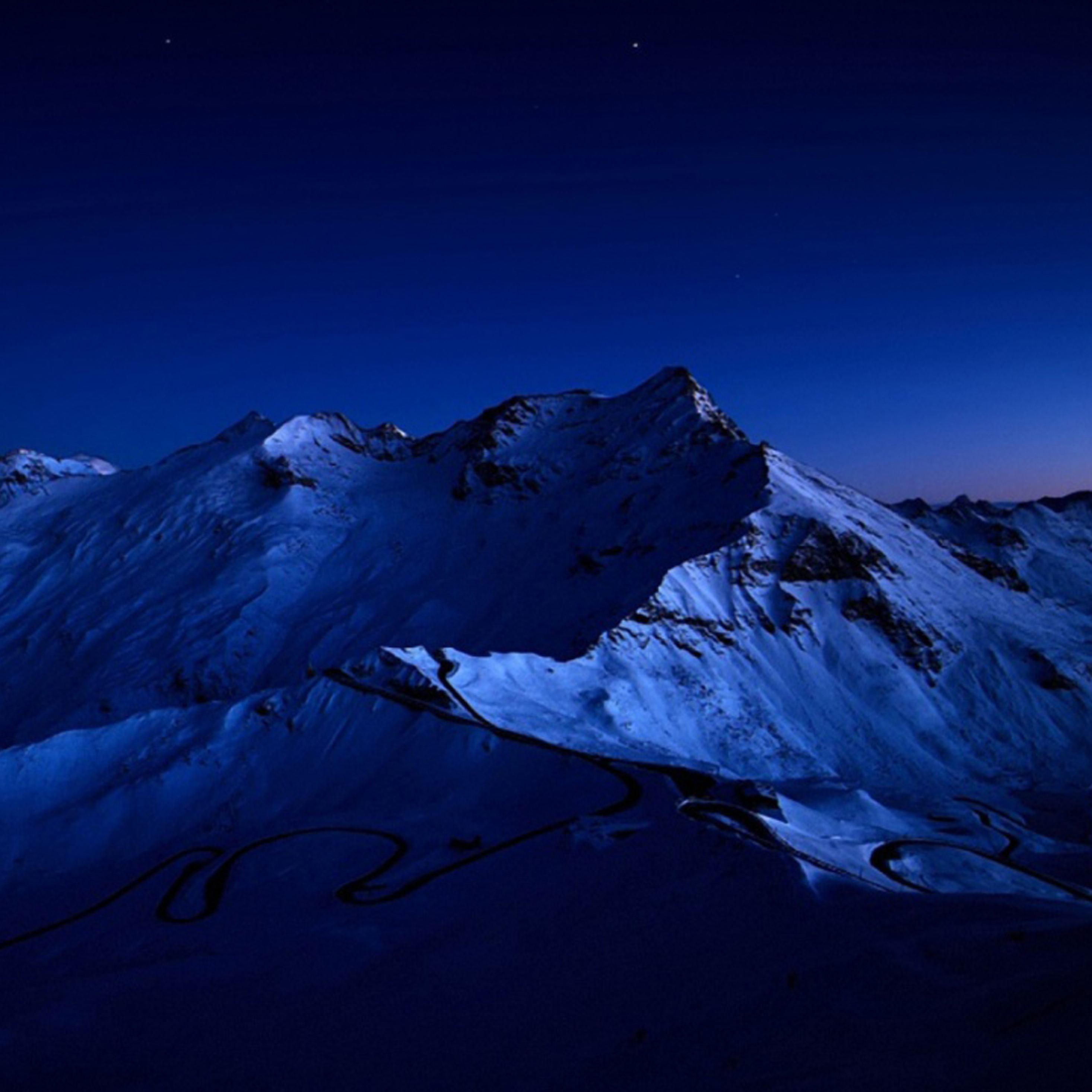 Темно синие вершины гор 1 изрытые. Ночные горы. Горы ночью. Синие горы. Снежные горы ночью.