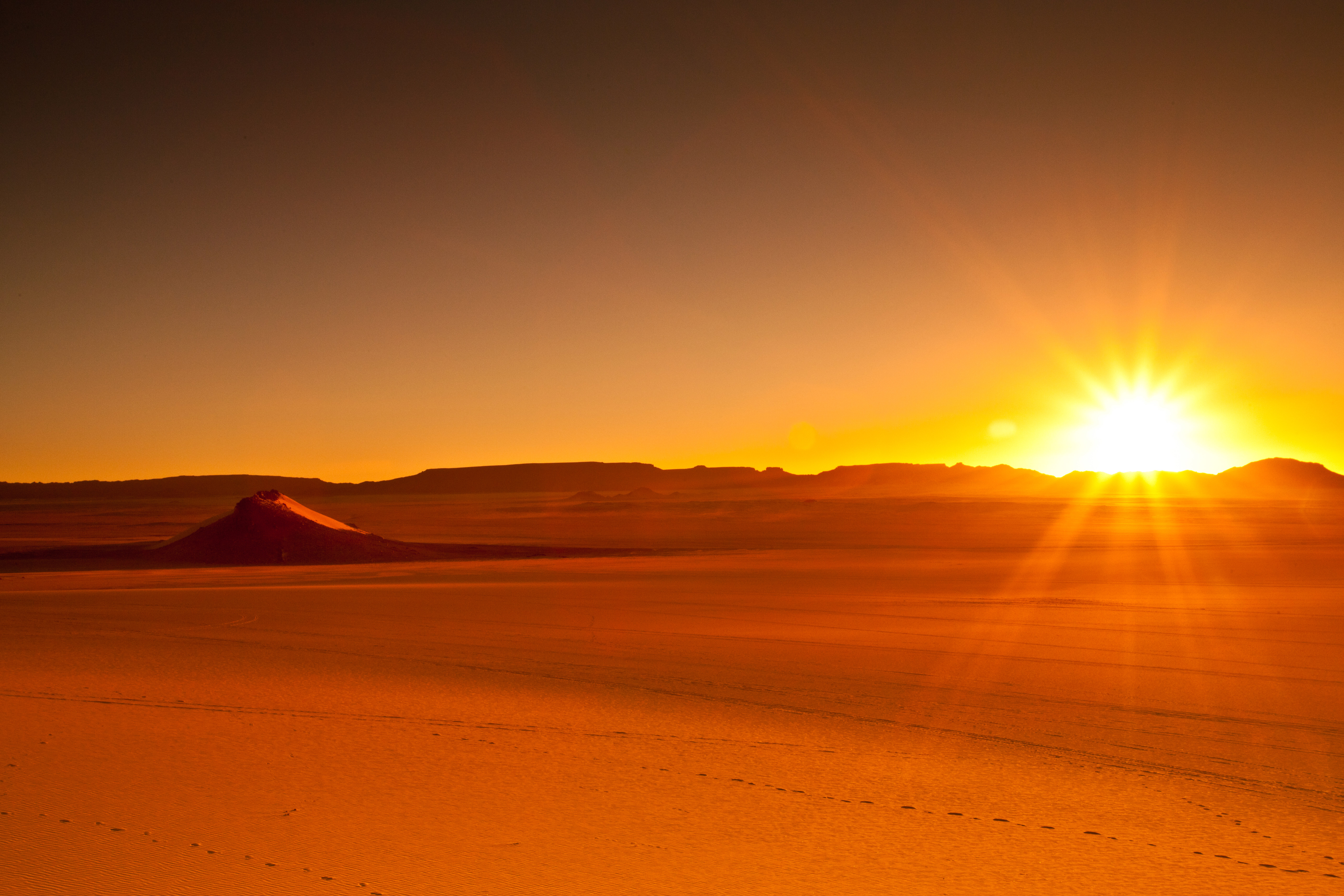 Песня солнце над барханами плывет. Бархан Сарыкум. Закат в пустыне. Рассвет в пустыне. Солнце в пустыне.