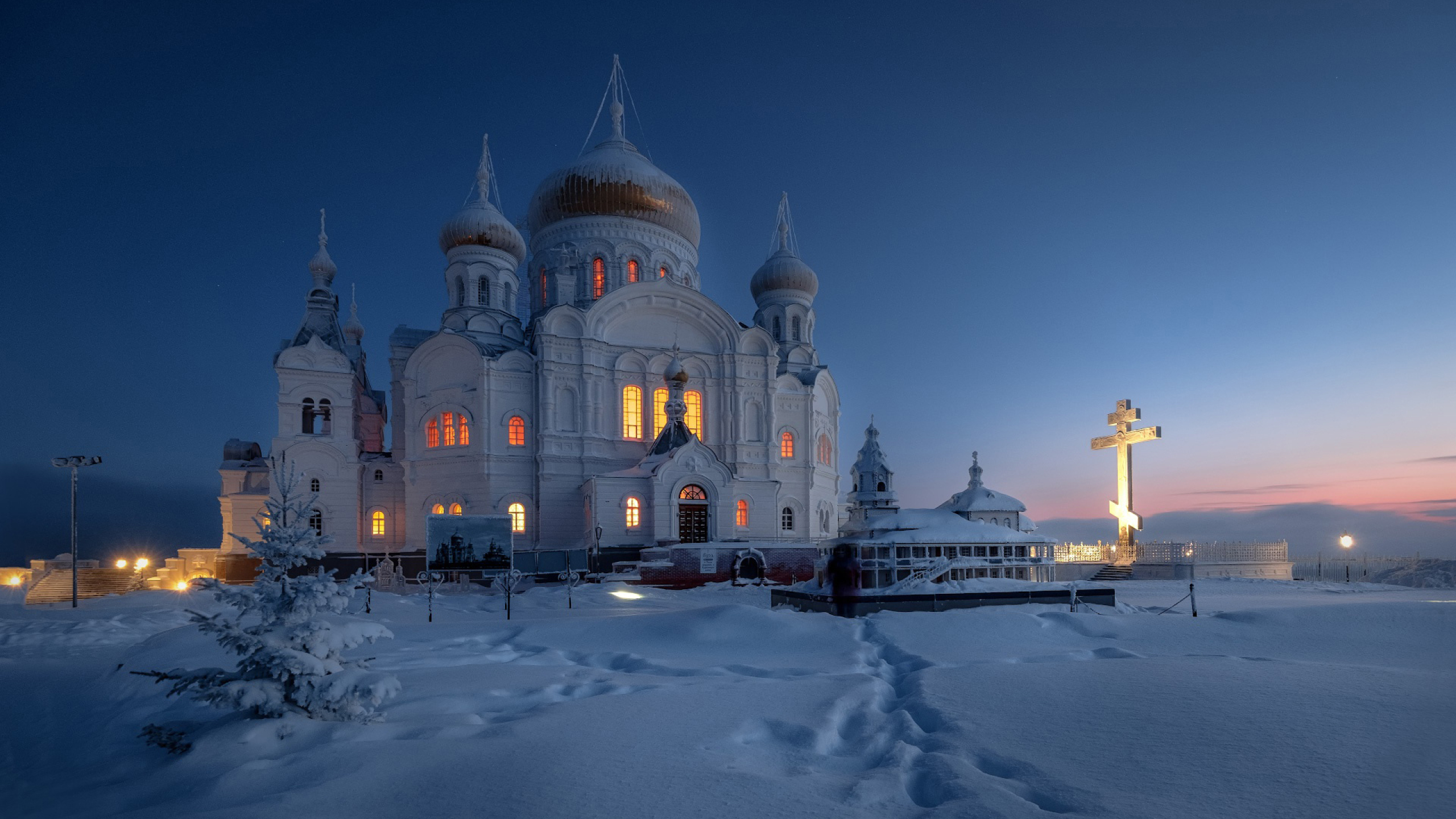 2560x1440 Dome Monastery Russia Temple in Winter 1440P Resolution
