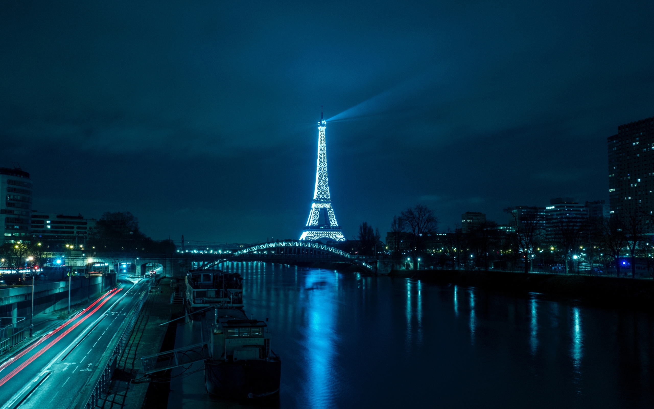 2560x1600 Eiffel Tower Light Show At Night 2560x1600 Resolution