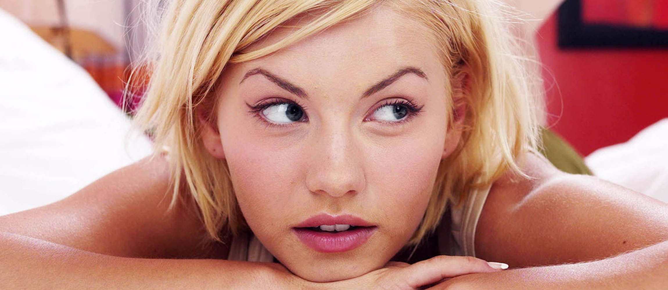 2300x1000-resolution-elisha-cuthbert-new-hot-images-2300x1000