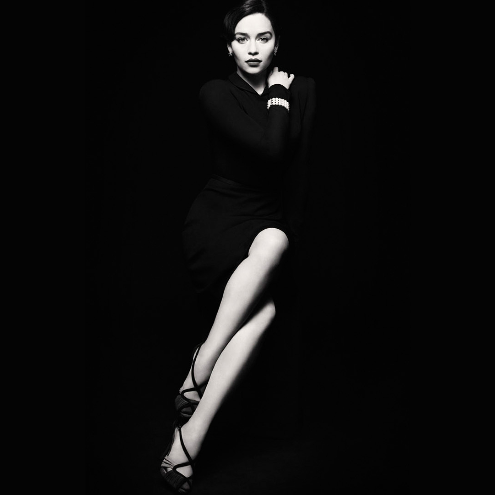 2048x2048 Resolution Emilia Clarke Monochrome In Black Dress Ipad Air ...