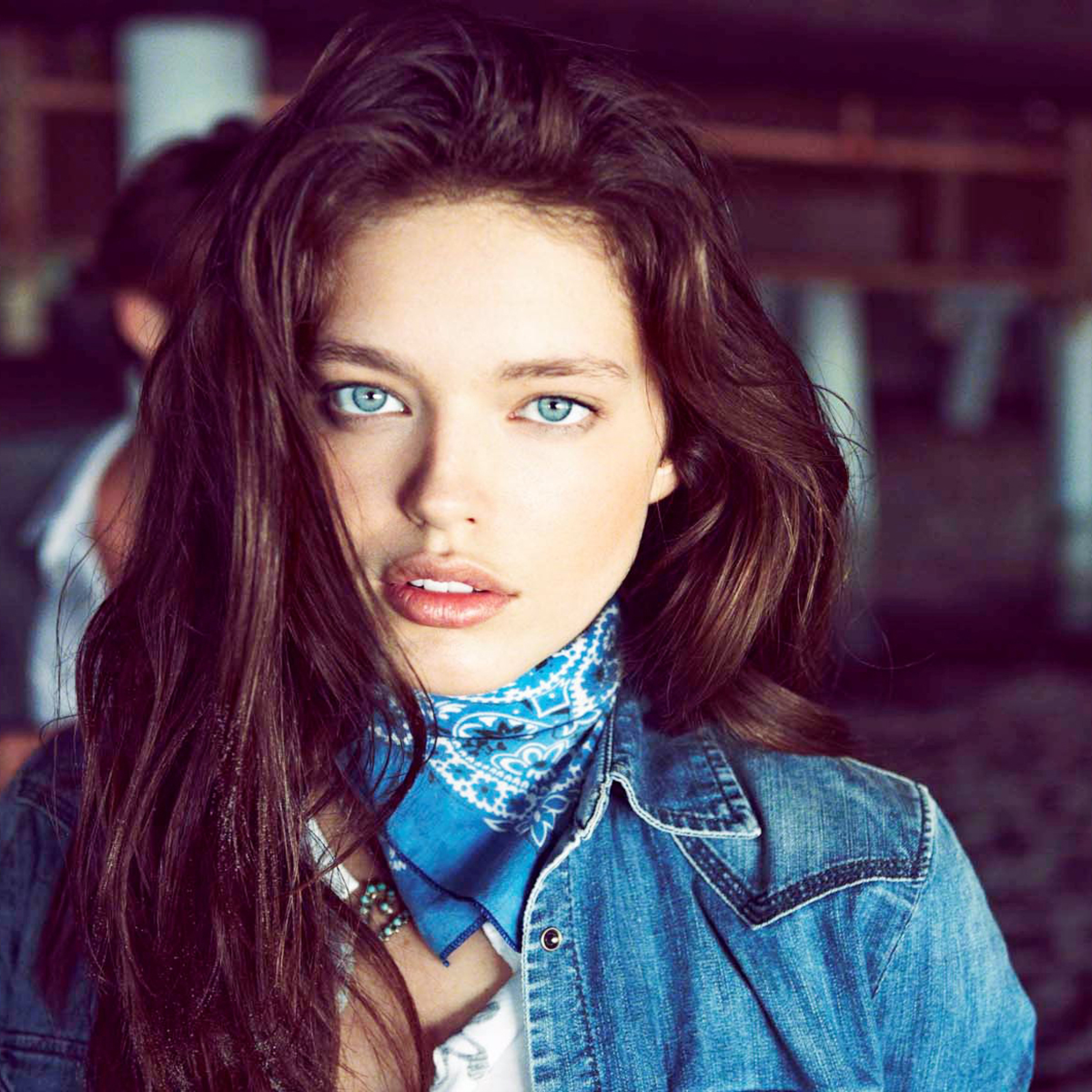 Девушка с голубыми глазами и черными волосами