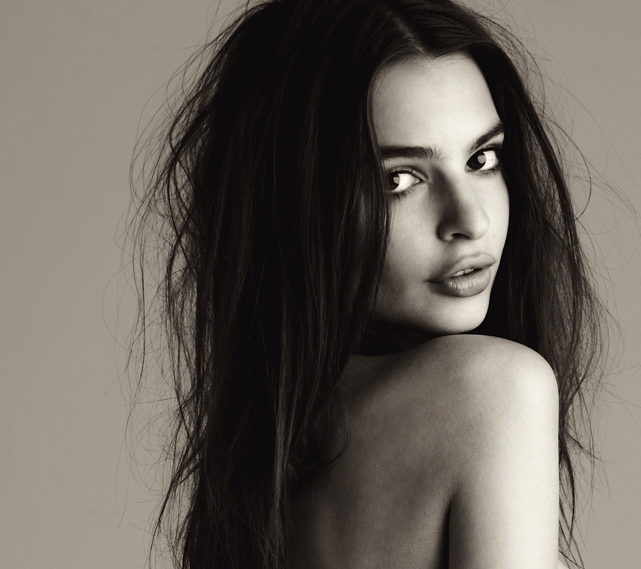 2160x1920 Resolution Emily Ratajkowski Topless Images 2160x1920