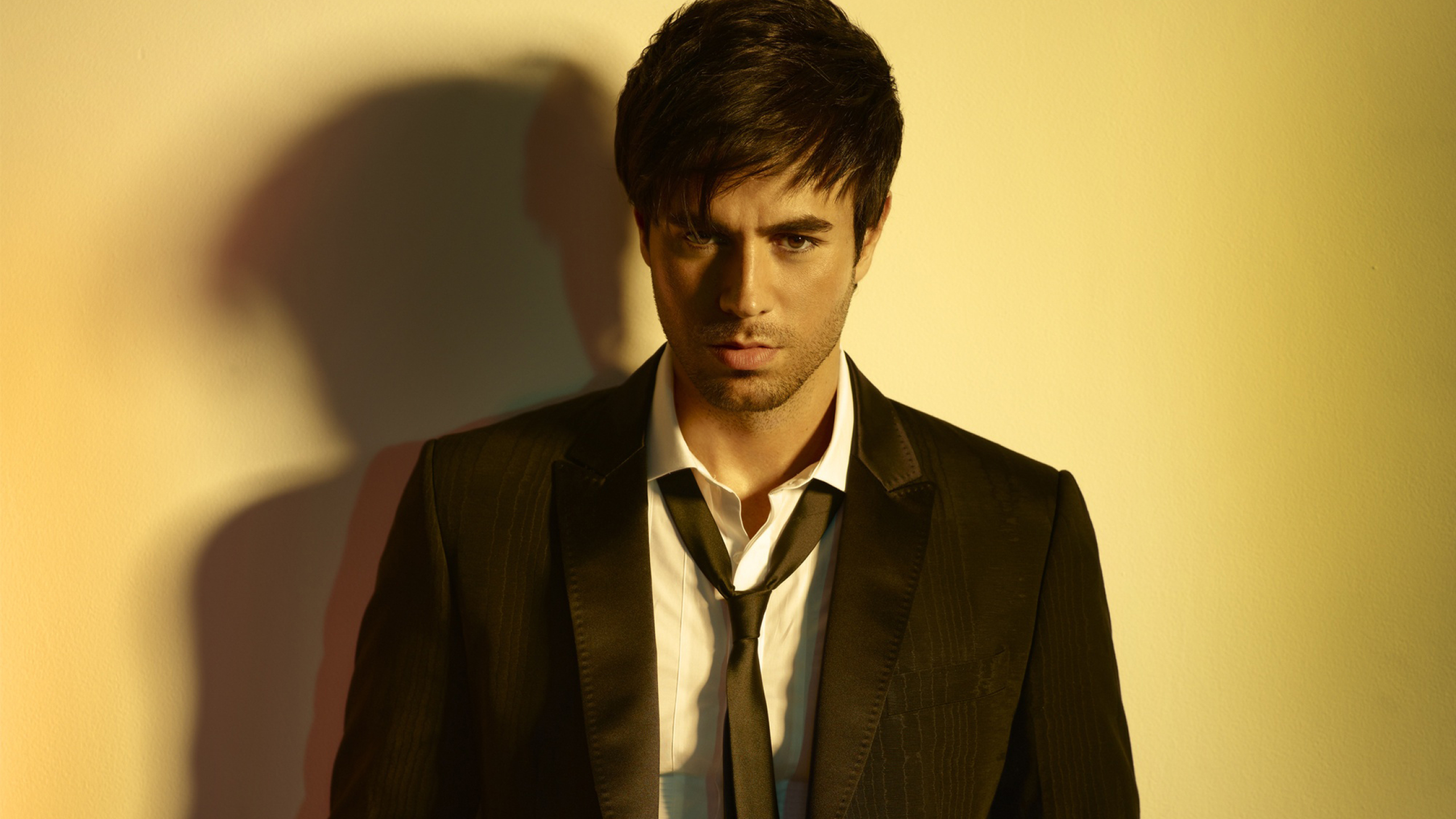 X Resolution Enrique Iglesias Photos Free Download P