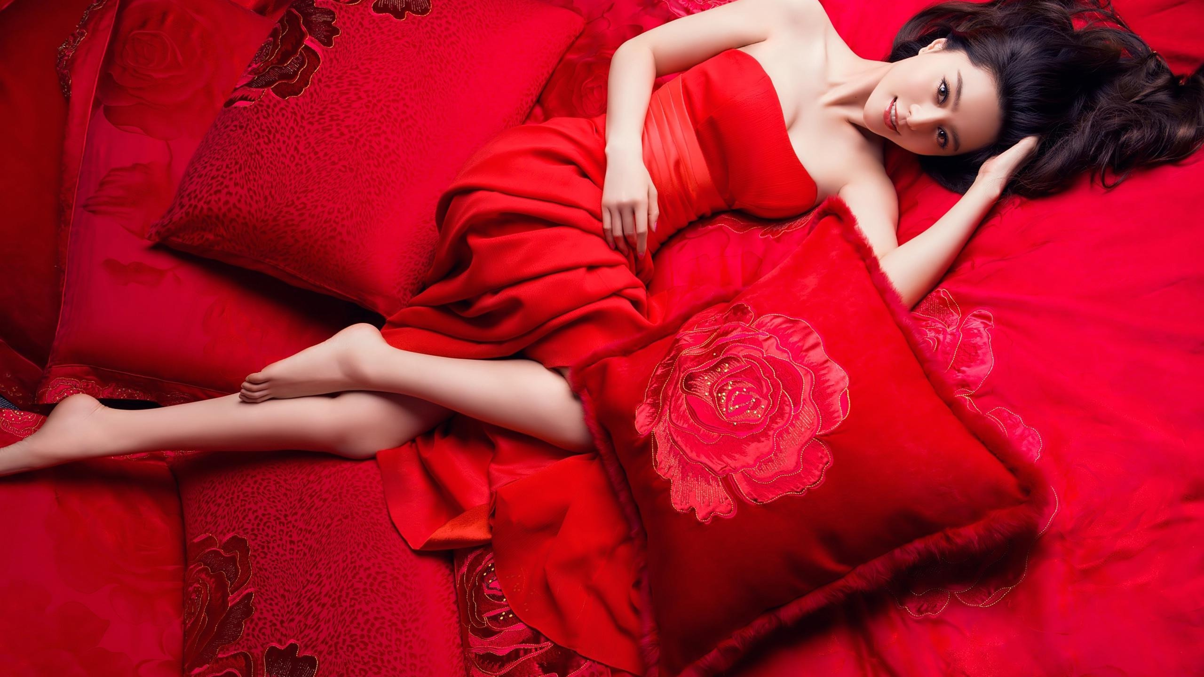 Девушка белье постель. Фань Бинбин в Красном платье. Ли Бинбин в Красном платье. Фань Бинбин hot. Фань Бинбин 2022.