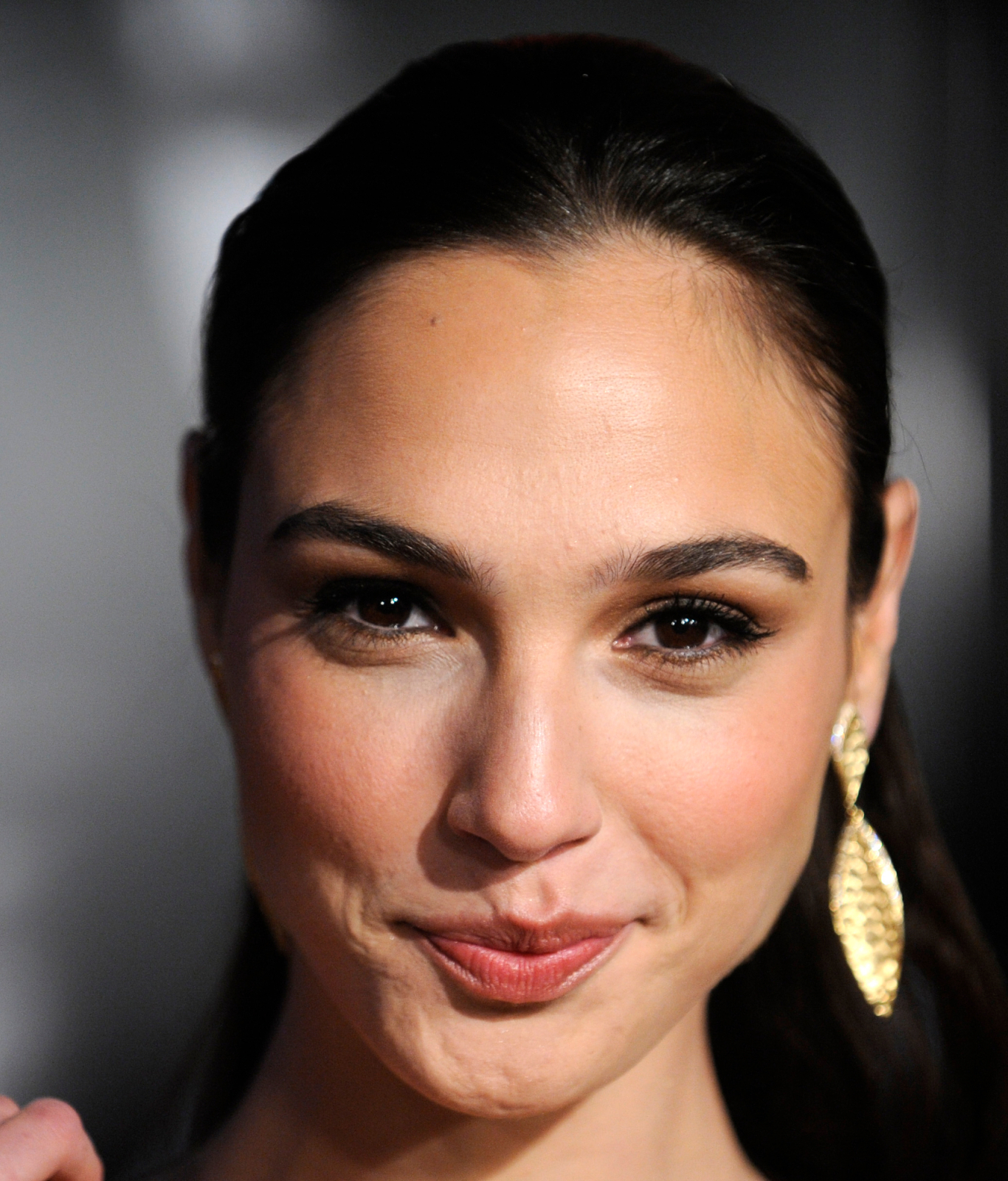 1366x1600 Resolution Gal Gadot Charming Smile 1366x1600 Resolution