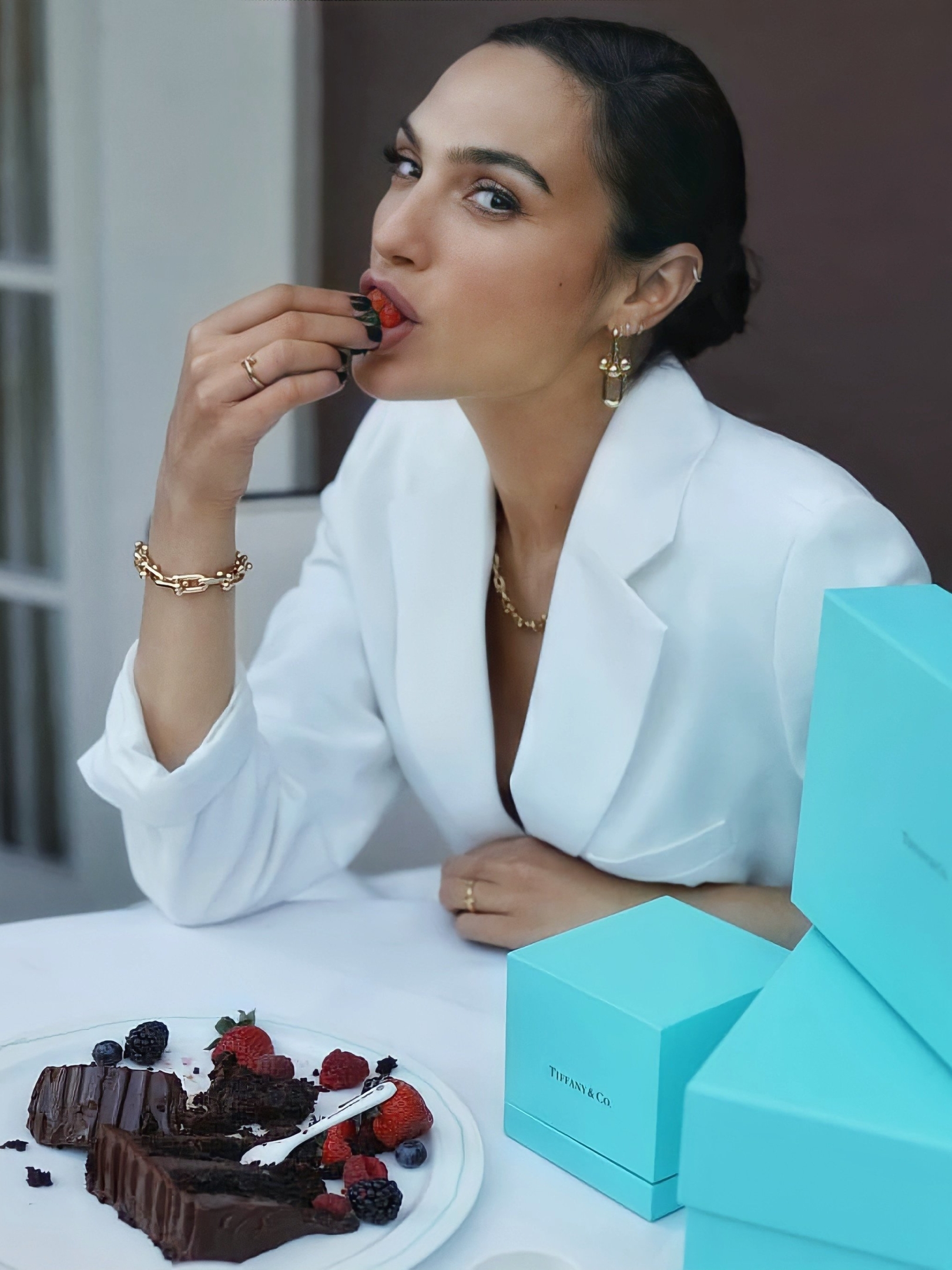 1620x2160 Resolution Gal Gadot eating Strawberry and Cake 1620x2160 ...