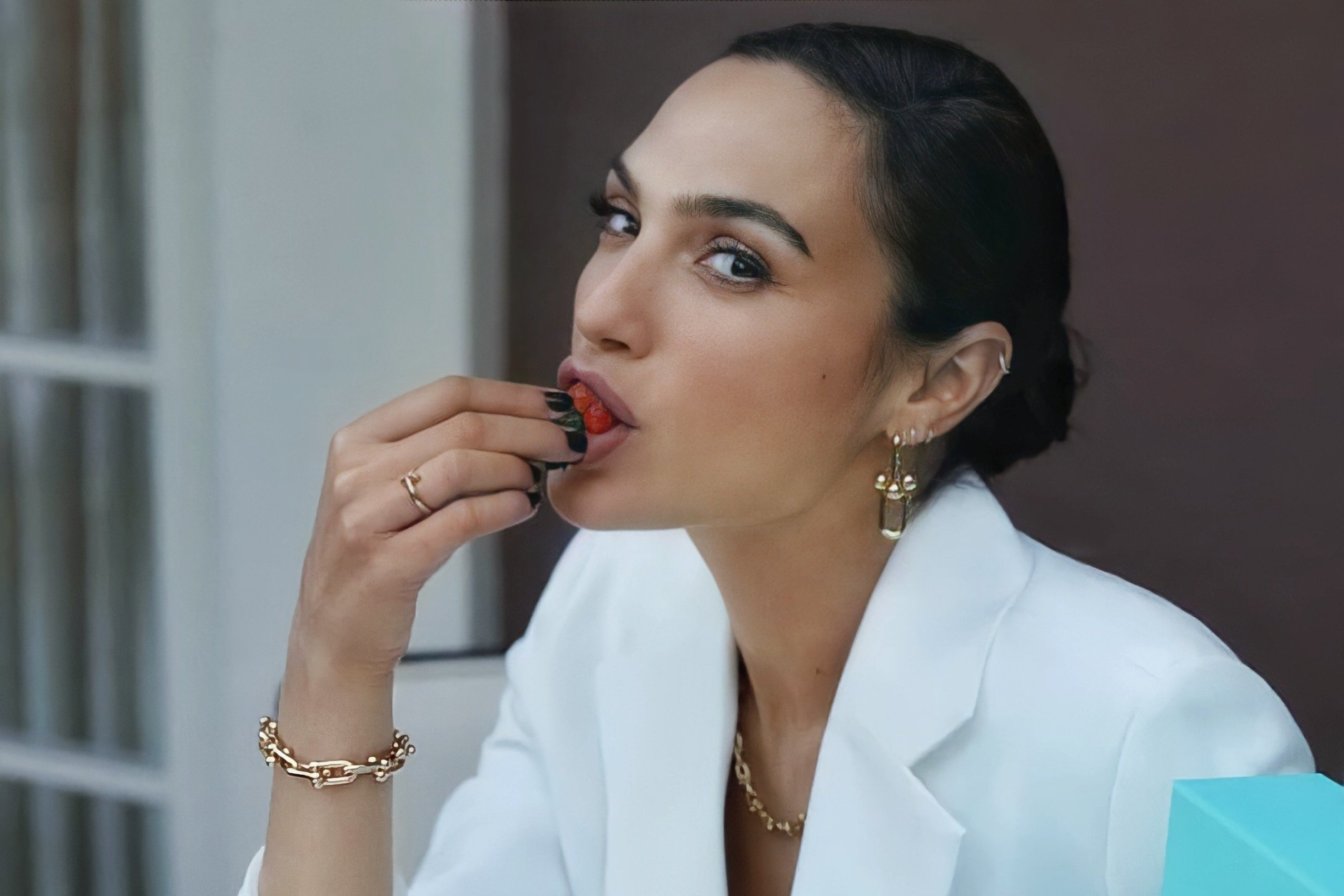 1920x1280 Resolution Gal Gadot eating Strawberry and Cake 1920x1280 ...