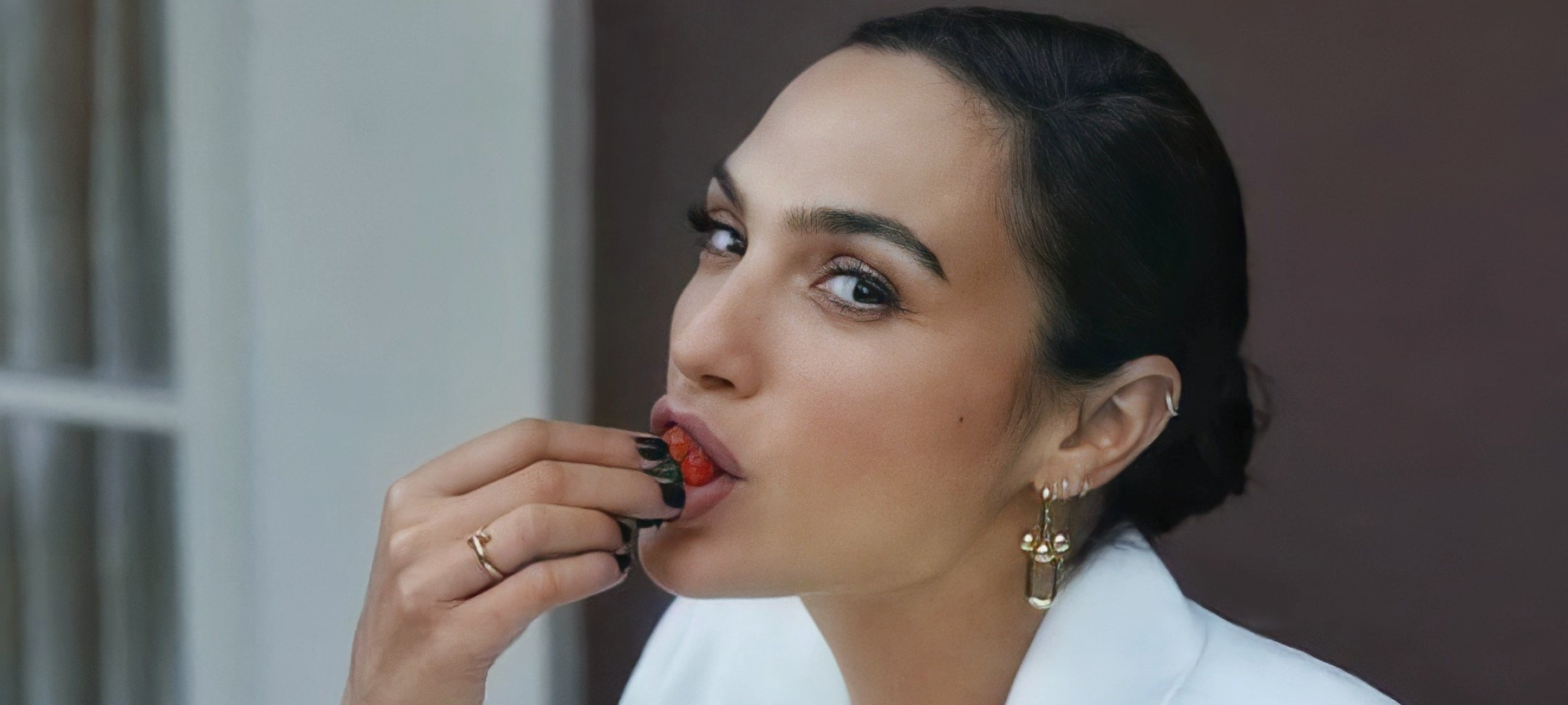 2400x1080 Gal Gadot eating Strawberry and Cake 2400x1080 Resolution ...