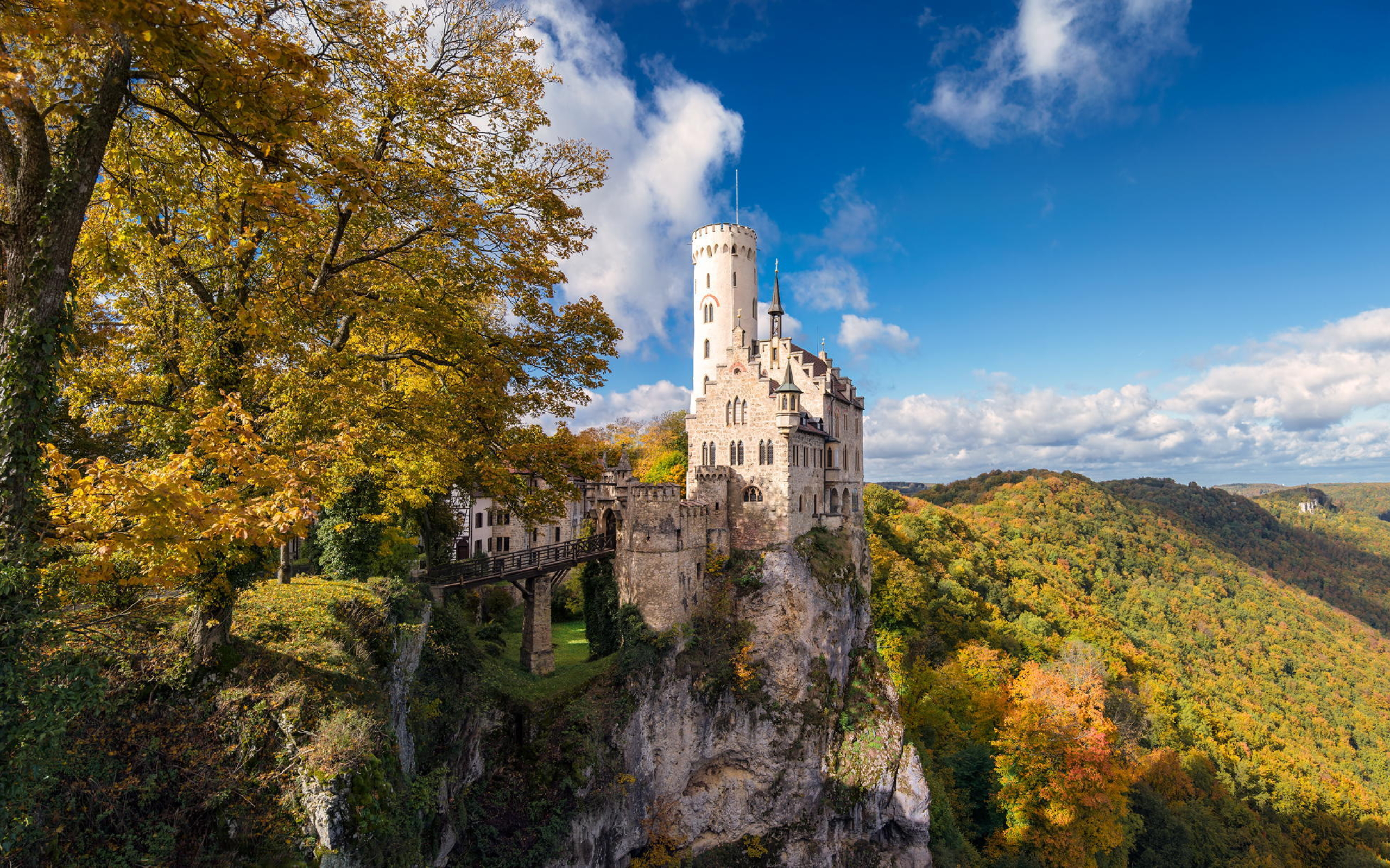 Замок лихтенштейн. Лихтенштайн (замок в Германии). Лихтенштайн (замок в Австрии). Замок Лихтенштейн осень. Бернфельс замок Германия.