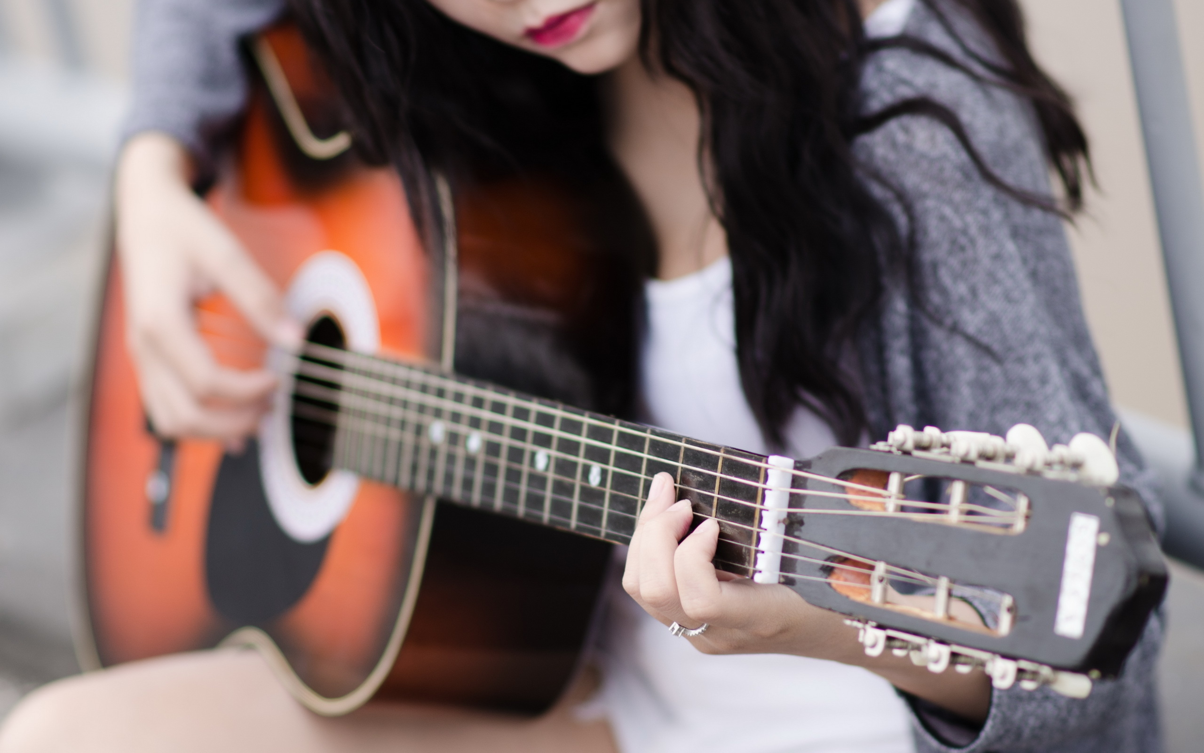 Стоит в стороне девчонка а музыка играет. Гитара. Красивая девушка с гитарой. Фотосессия с гитарой. Девочка с гитарой.