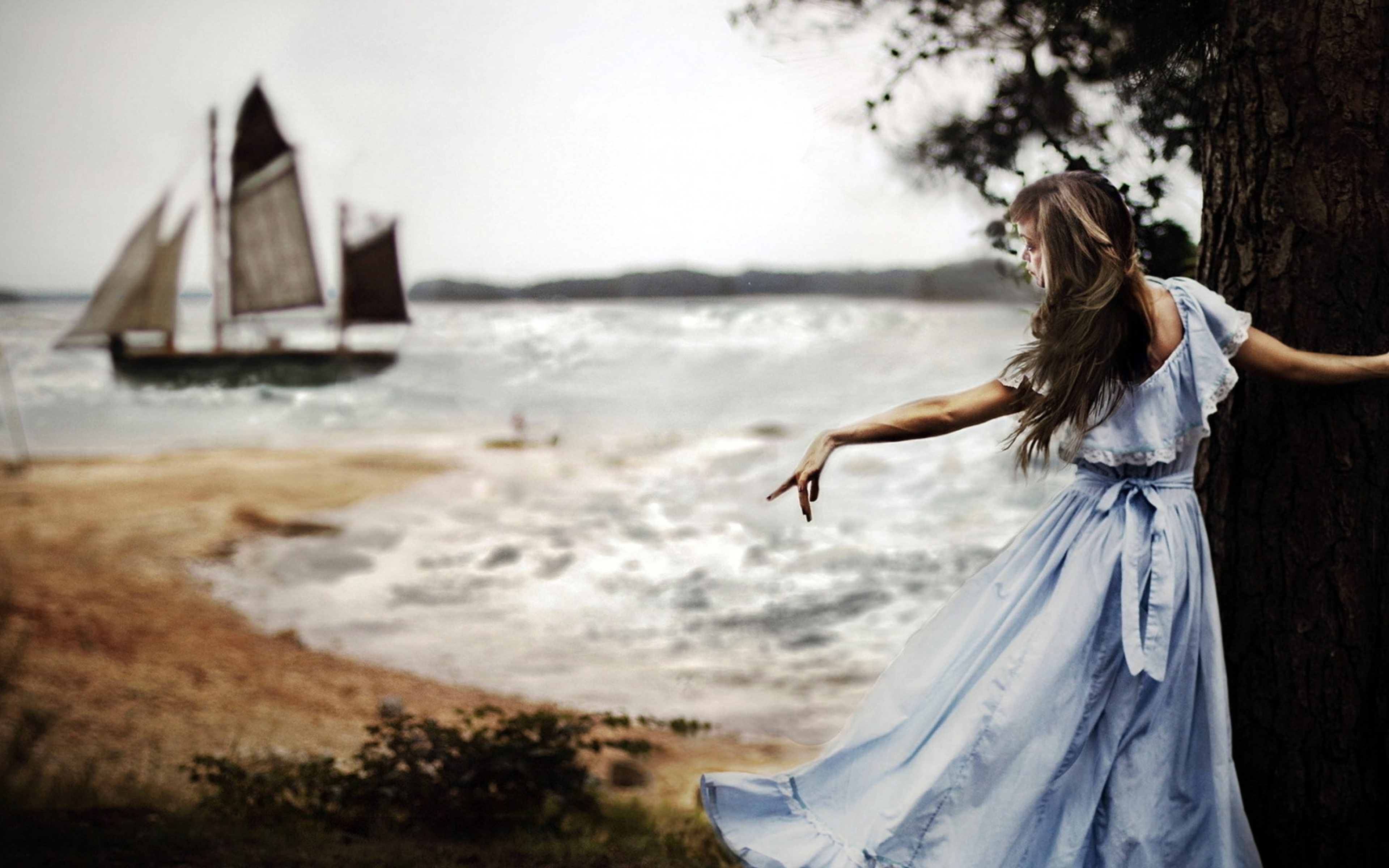 Легким взмахом руки. Девушка-море. Девушка в длинном платье на море. Девушка в голубом платье. Убегающая девушка в длинном платье.