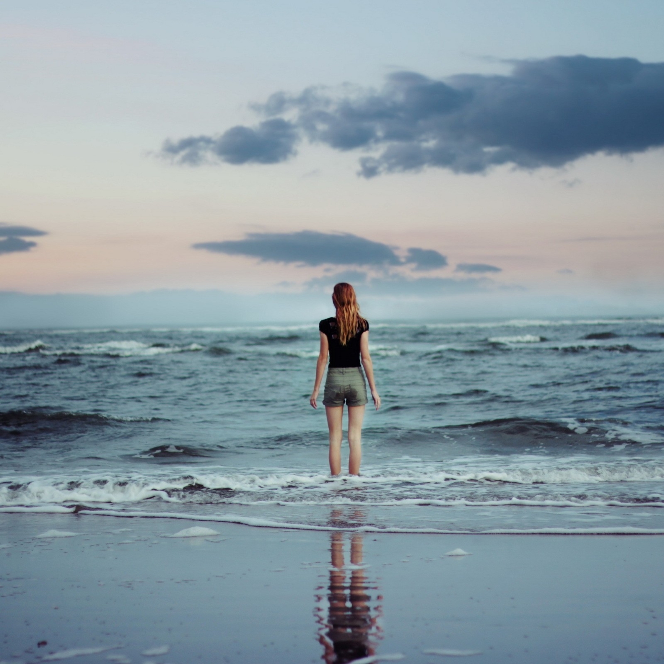 Виднеется в отдалении. Девушка-море. Фотосессия на море. Девушка спиной к морю. Девушка на море со спины.